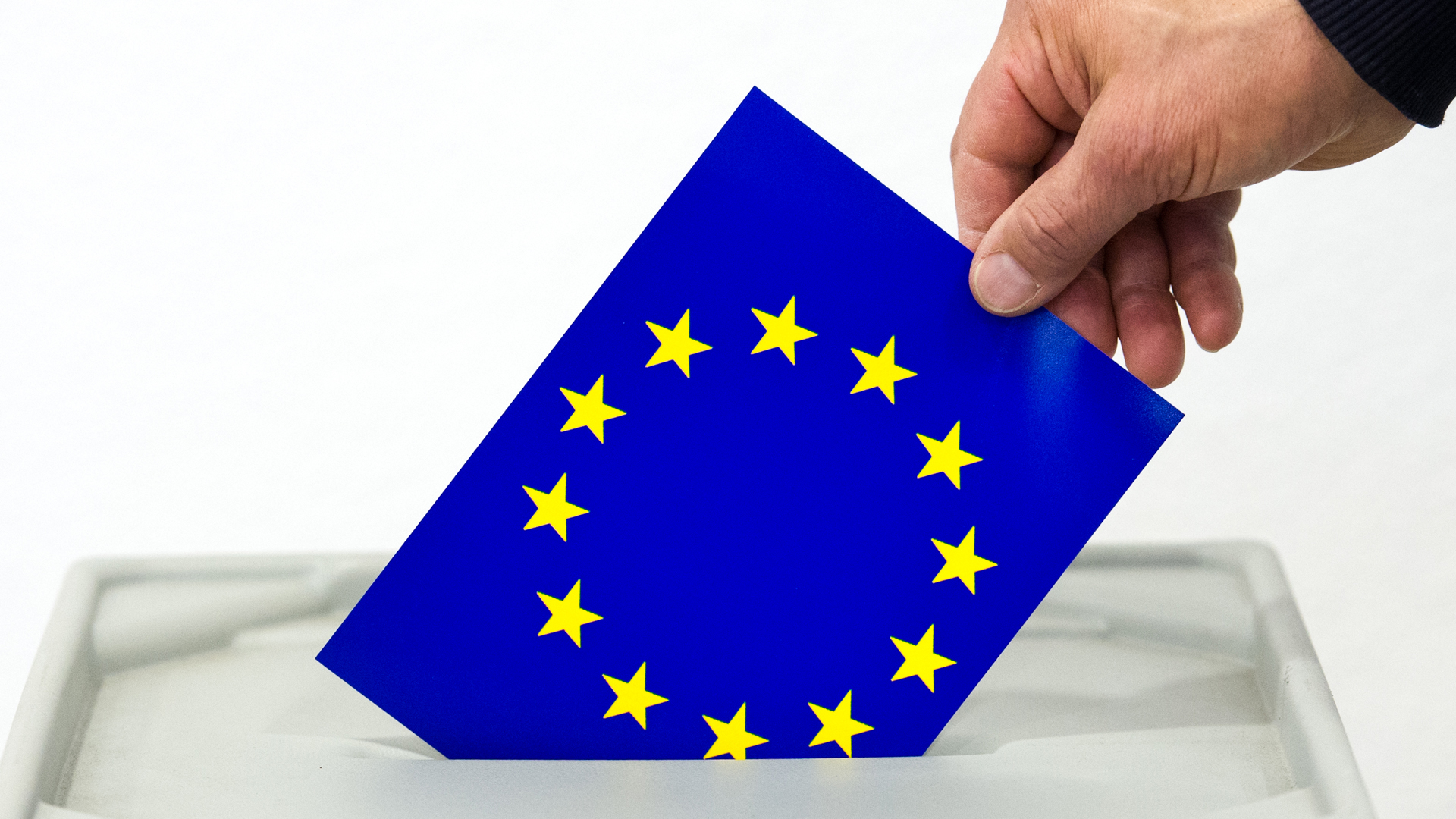 Hand wirft Stimmzettel mit EU-Logo in eine Wahlurne | picture alliance / dpa