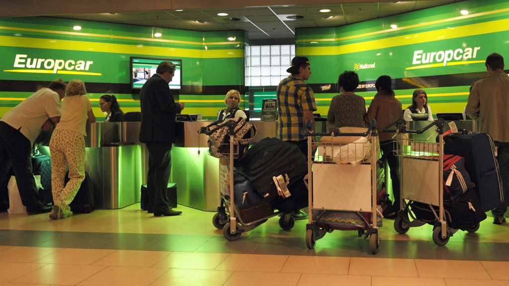 Kunden stehen am Europcar-Schalter am Flughafen Hamburg