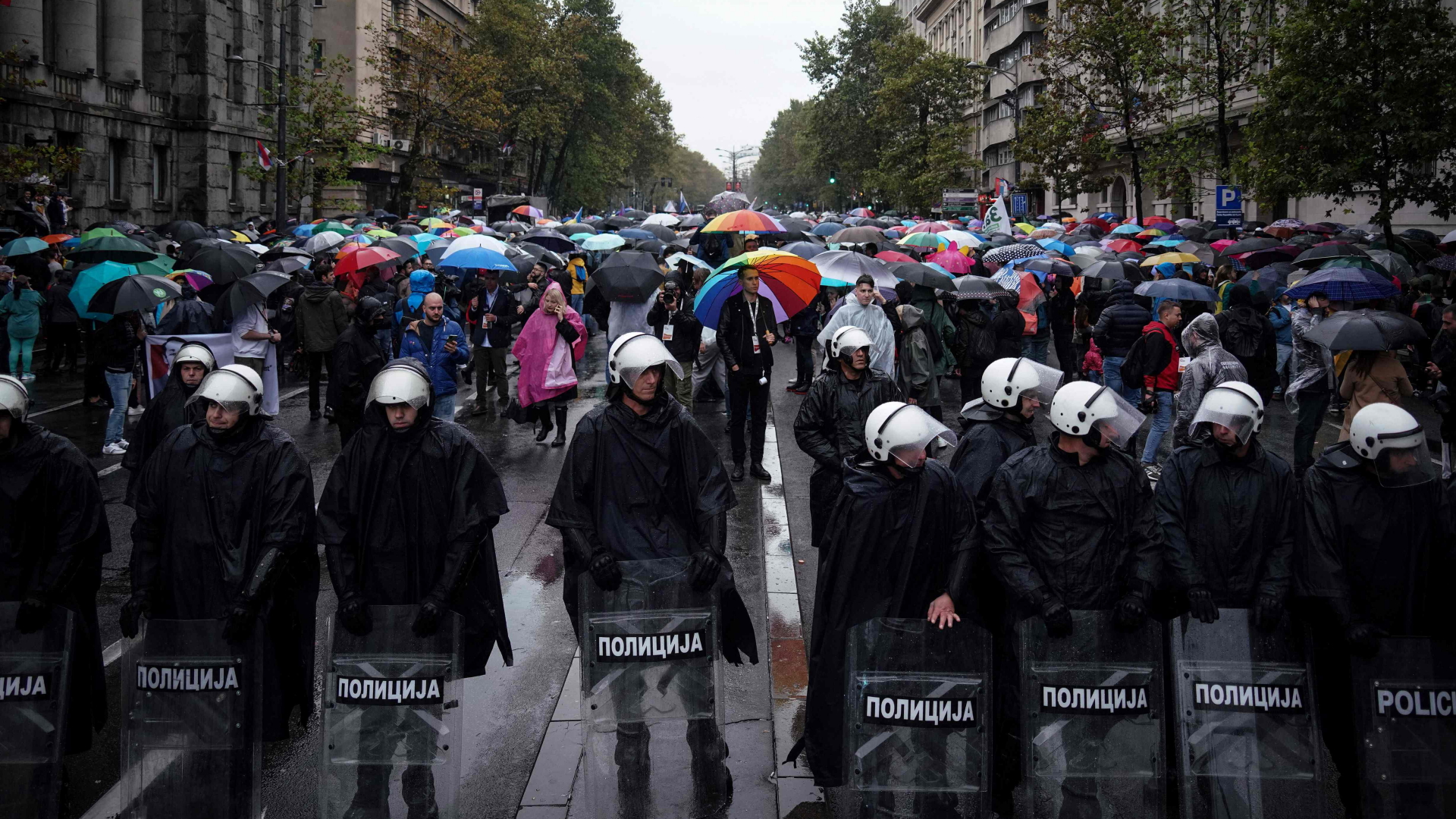 Polizisten sichern die Laufstrecke der Europride in Belgrad ab. | AFP