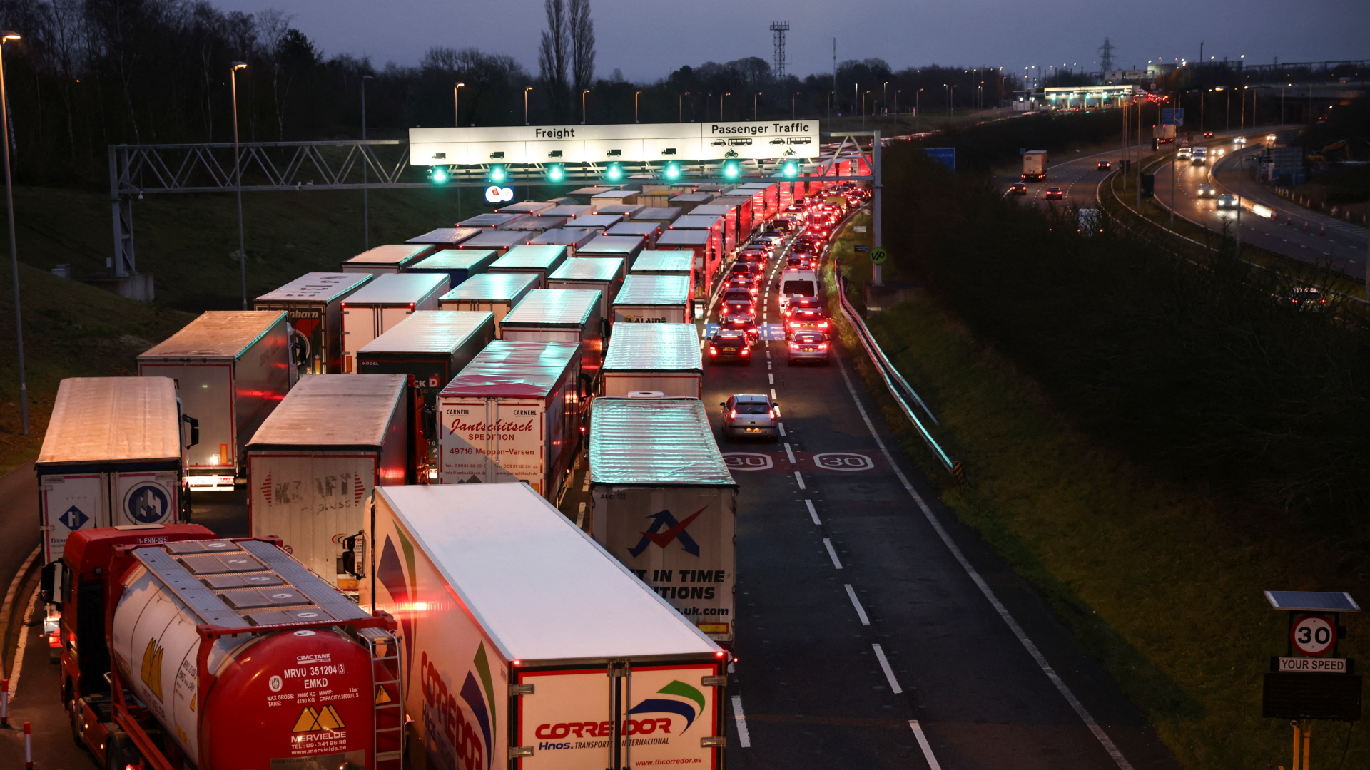 Autos und Lastwagen im Eurotunnel  | REUTERS
