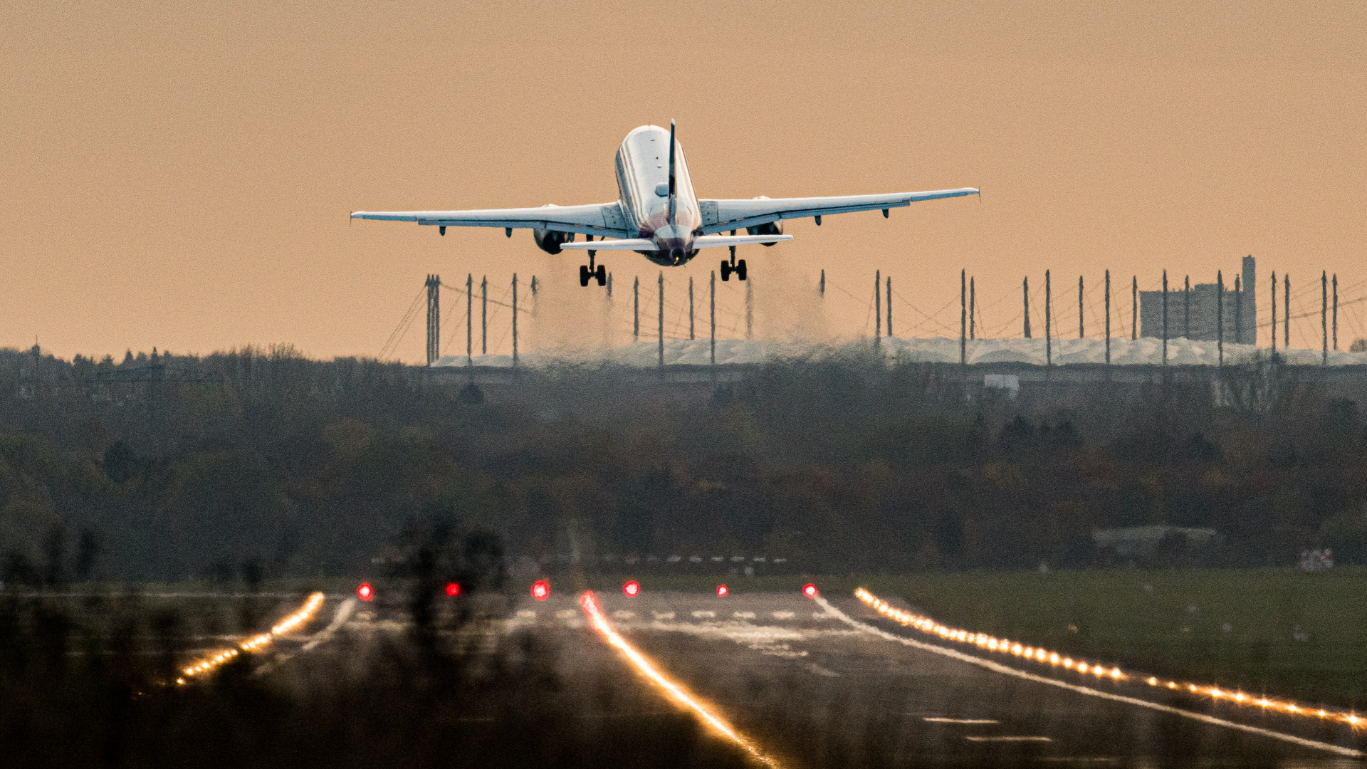 Eurowings-Maschine startet vom Hamburger Flughafen in Richtung Abenddämmerung | dpa