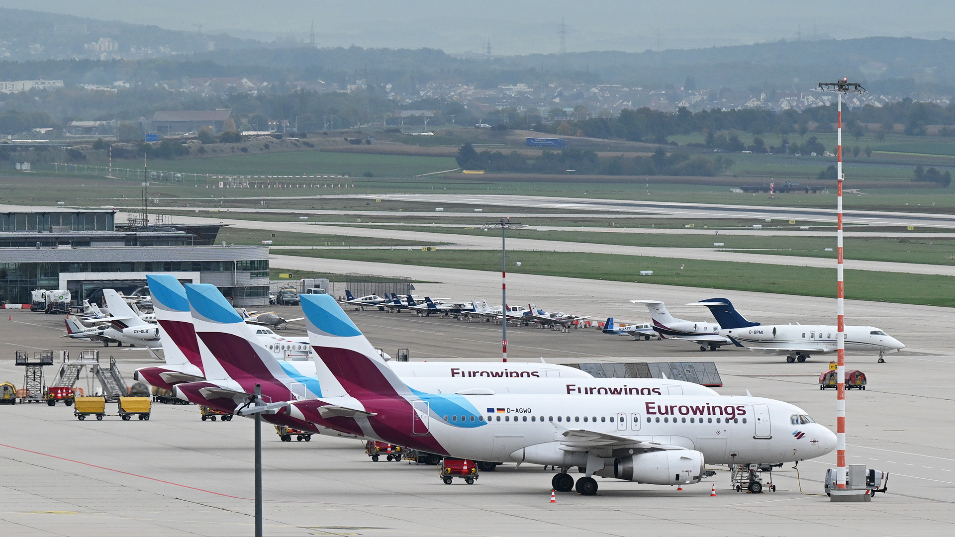 Flugzeuge der Fluggesellschaft Eurowings stehen geparkt auf dem Vorfeld. (Archiv: 06.10.2022) | dpa