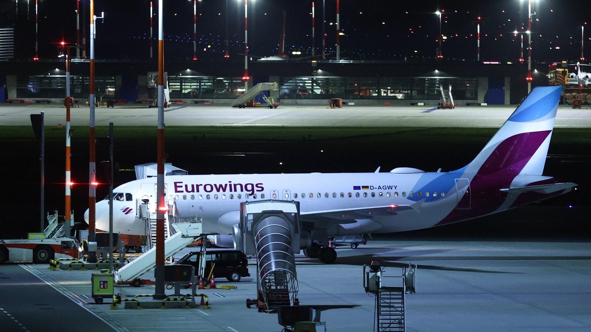 Eine Maschine der Fluggesellschaft Eurowings steht auf dem Flughafen Hamburg.  | dpa