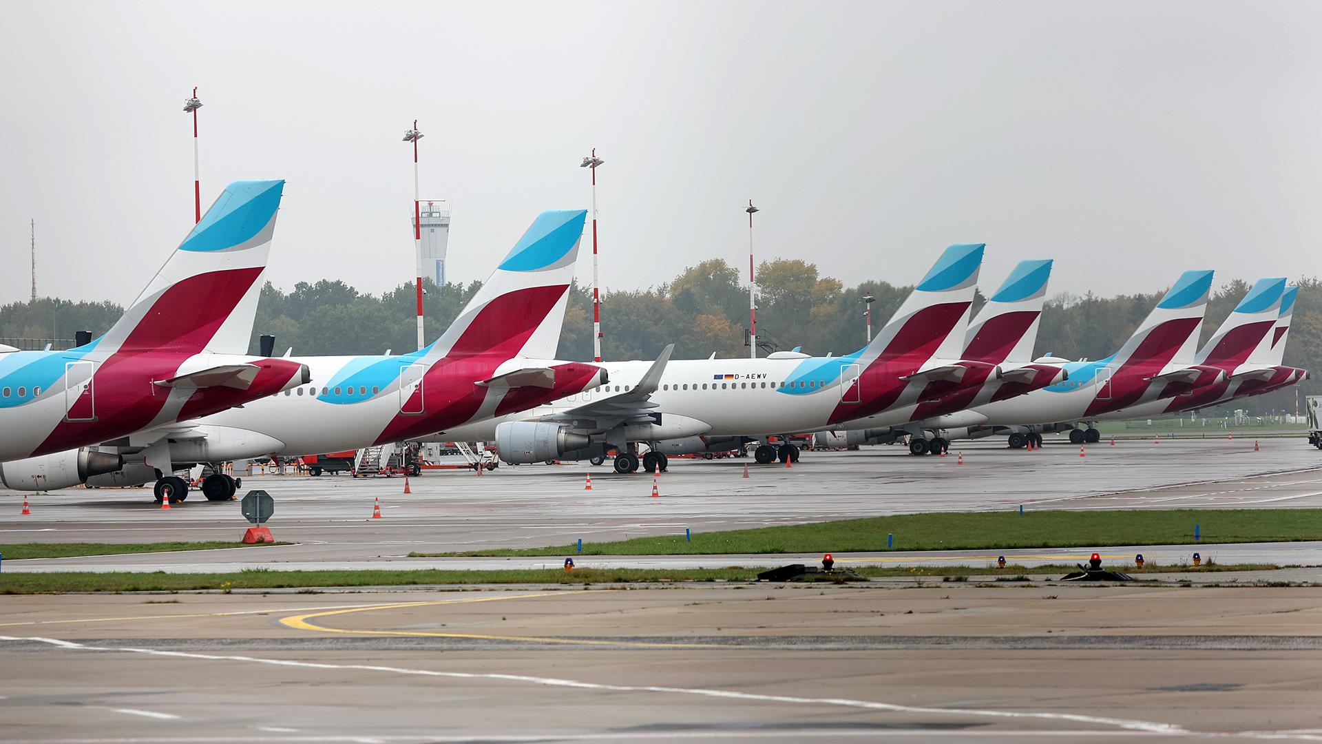 Abgestellte Maschinen der Fluggesellschaft Eurowings stehen auf dem Flughafen Hamburg. | dpa