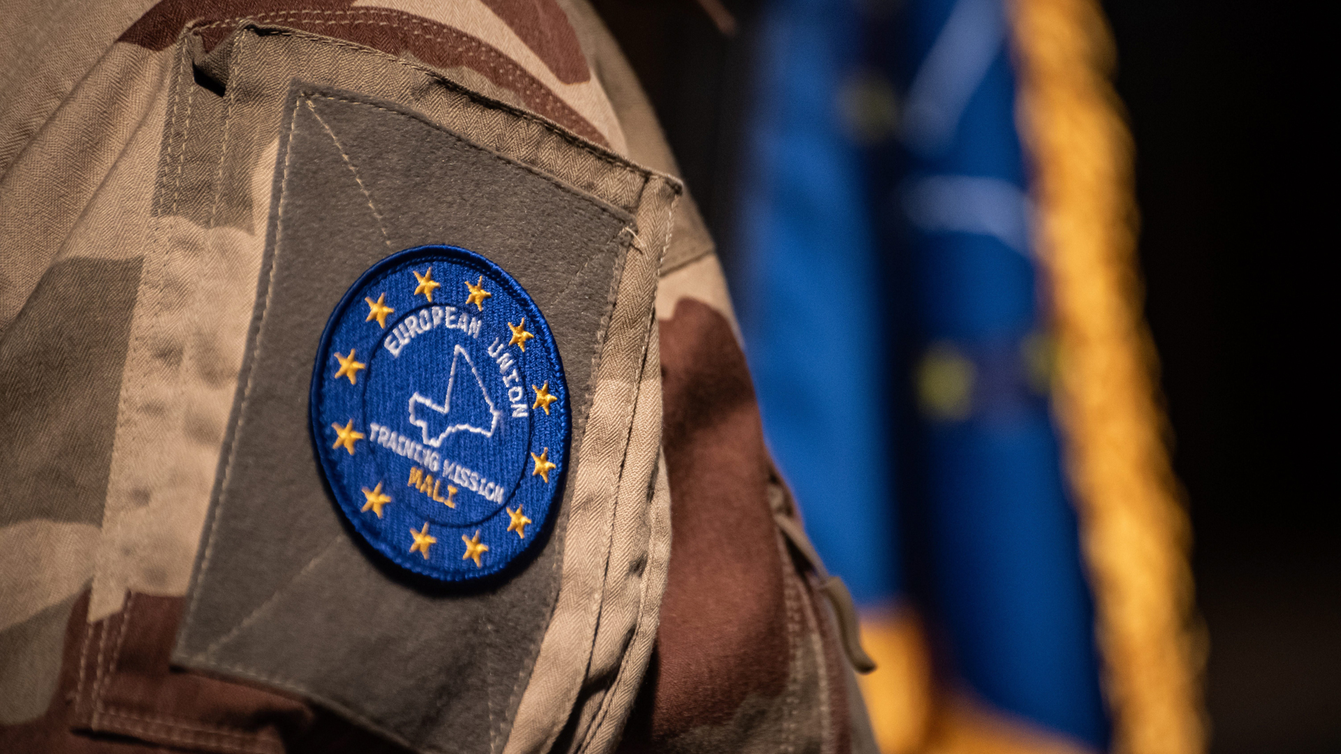 Das Emblem der EU-Ausbildungsmission EUTM Mali an einem Flecktarnanzug. | picture alliance/dpa/MAXPPP