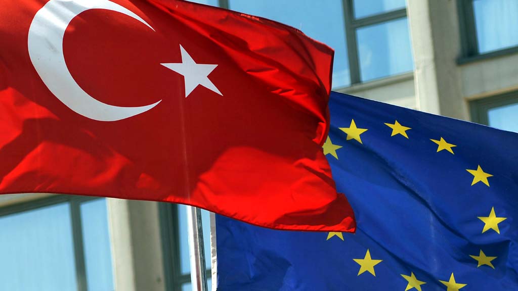 Fahne der Türkei und der EU | null