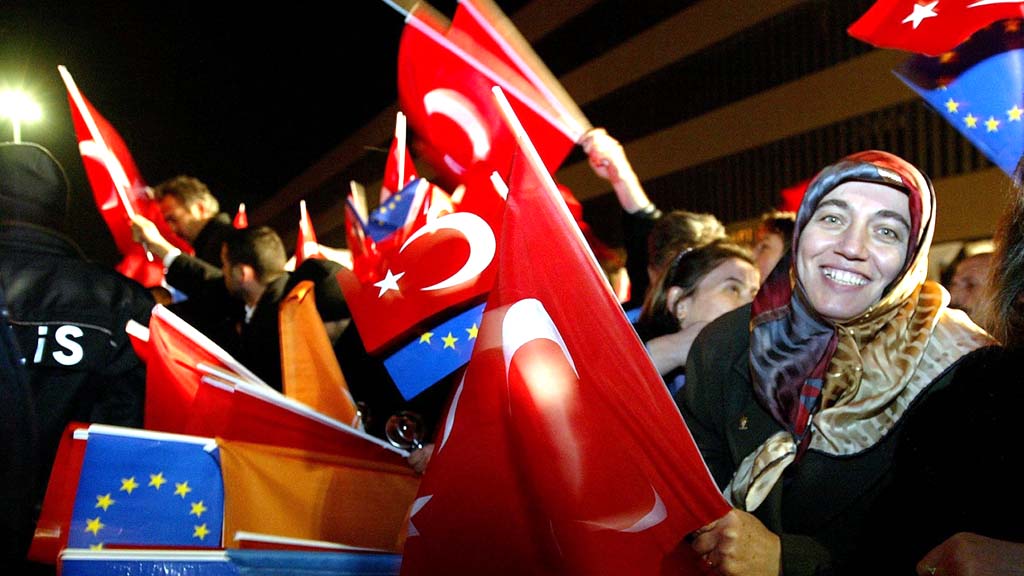 AKP-Anhänger schwenken Flaggen der Türkei und der EU