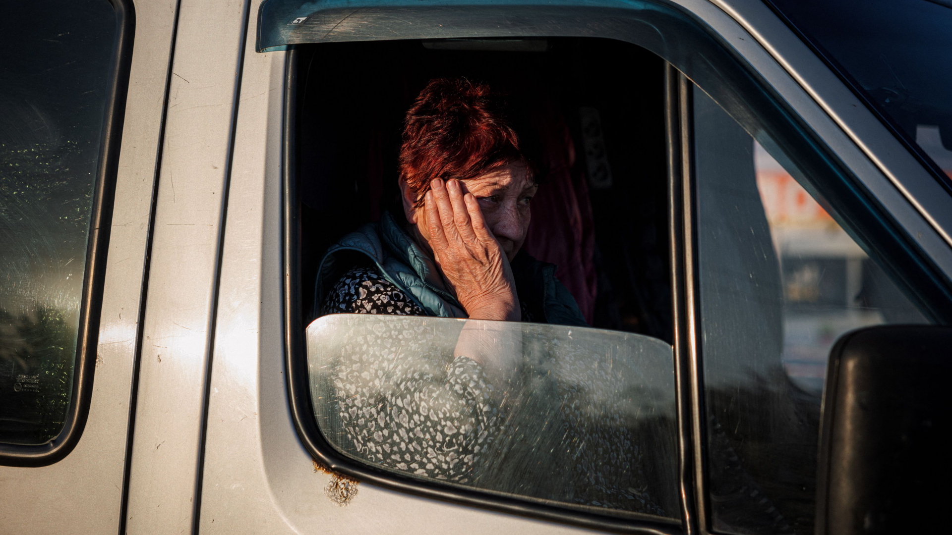 Eine Frau in einem Bus in Saporischschja | AFP