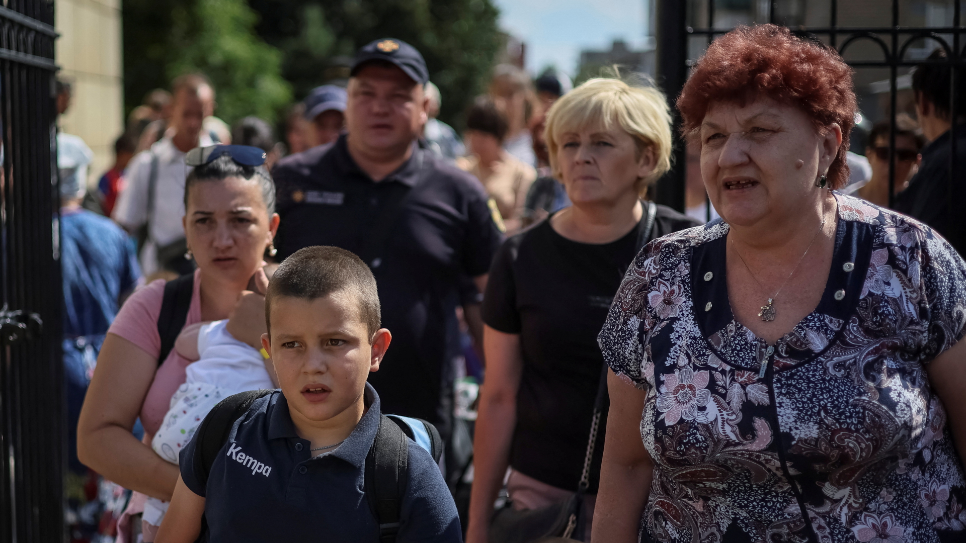 Menschen in der ukrainischen Region Donezk, kurz bevor sie einen Evakuierungszug nach Dnipro und Lwiw besteigen. | REUTERS