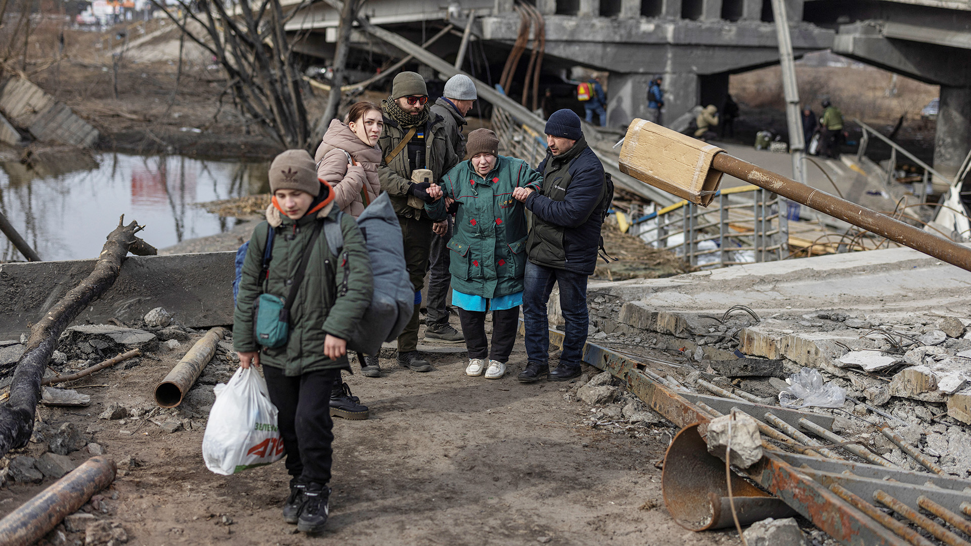 Zivilisten werden aus der Stadt Irpin evakuiert. | REUTERS