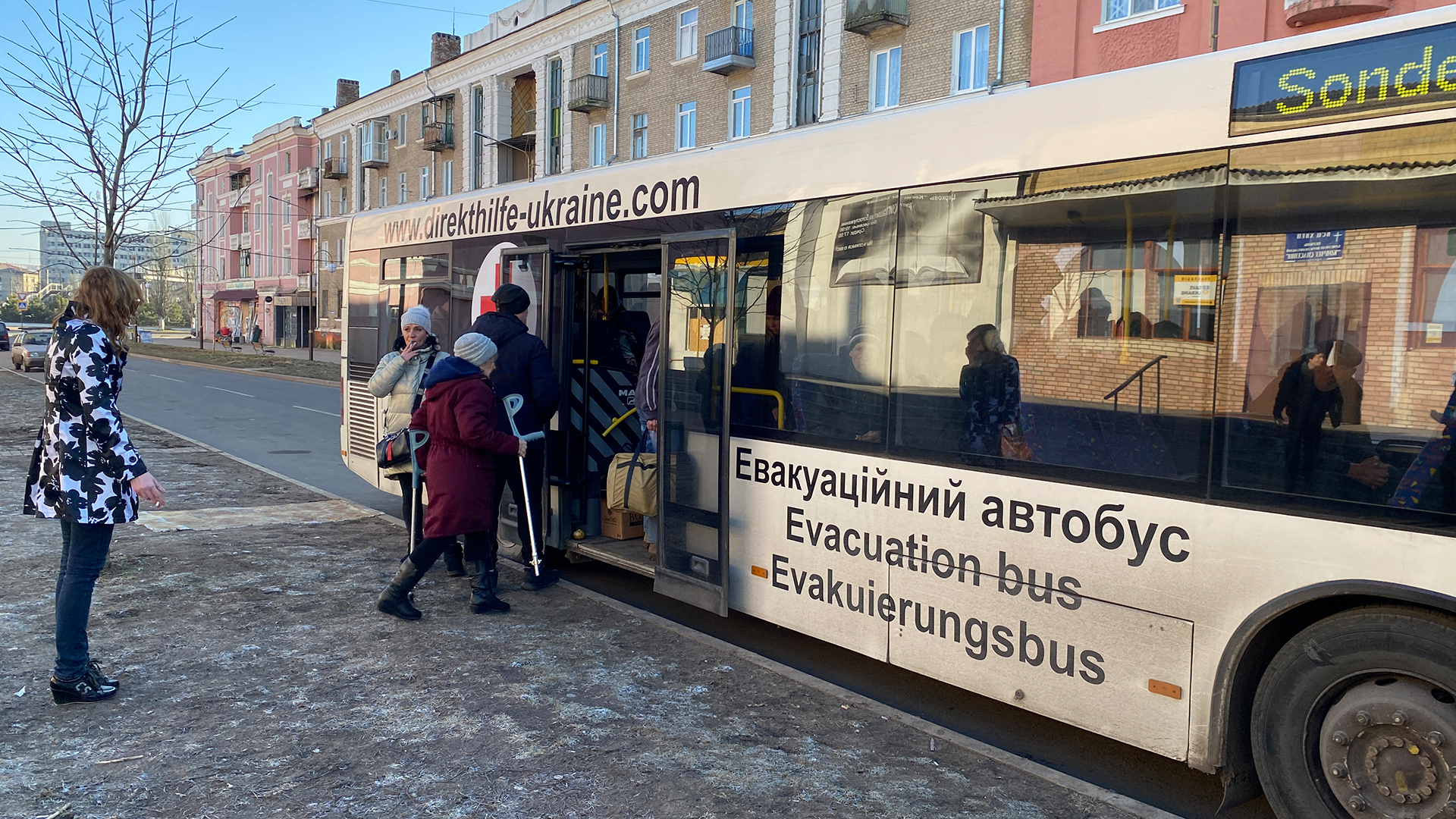 Menschen besteigen einen Evakuierungsbus im ukrainischen Kramatorsk. | Isabel Schayani / WDR