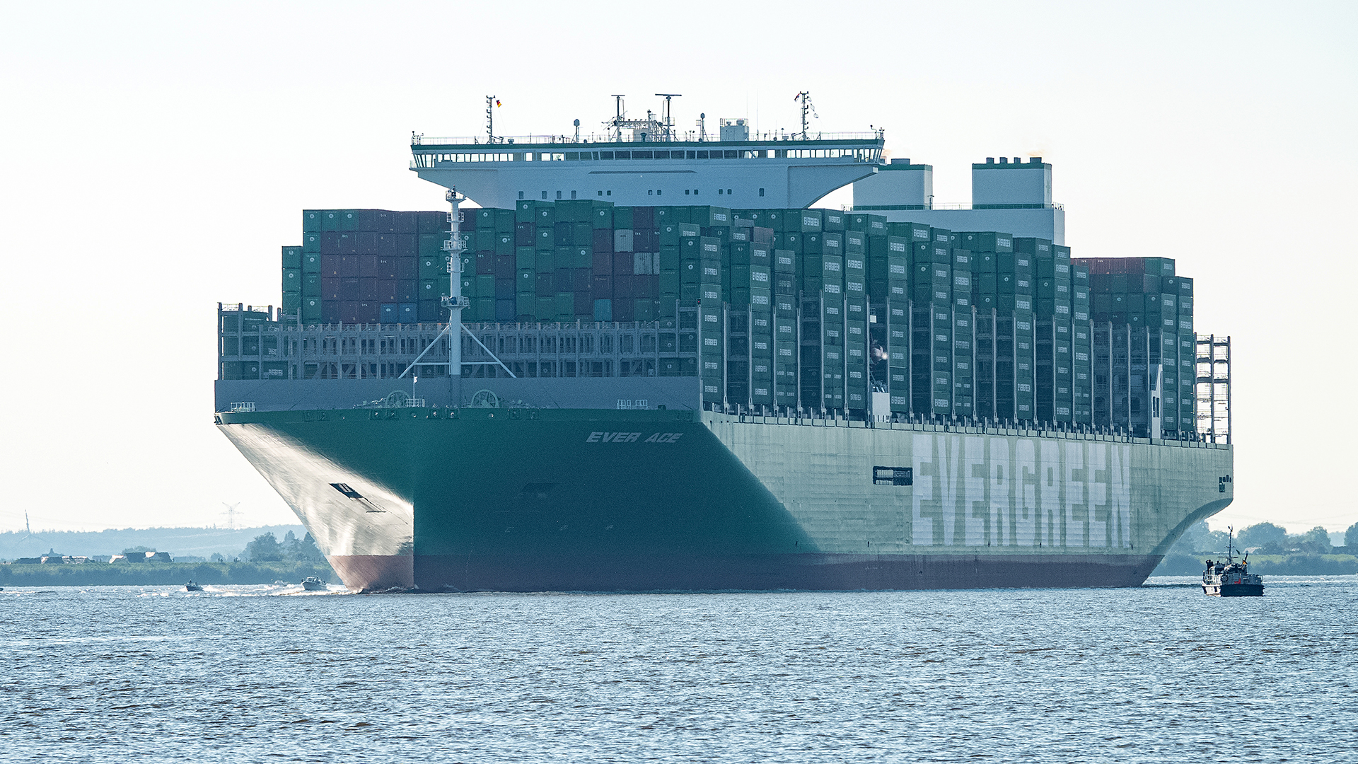 Container-Schiff "Ever Ace" auf der Elbe bei bei Wedel | picture alliance/dpa