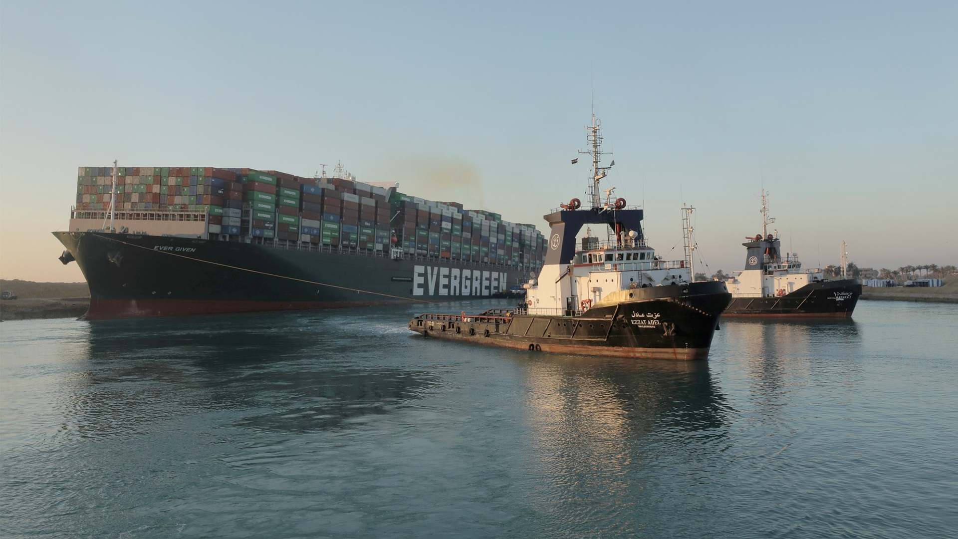 Schlepper arbeiten an der Freisetzung des Containerschiffs "Ever Given" im Suezkanal.