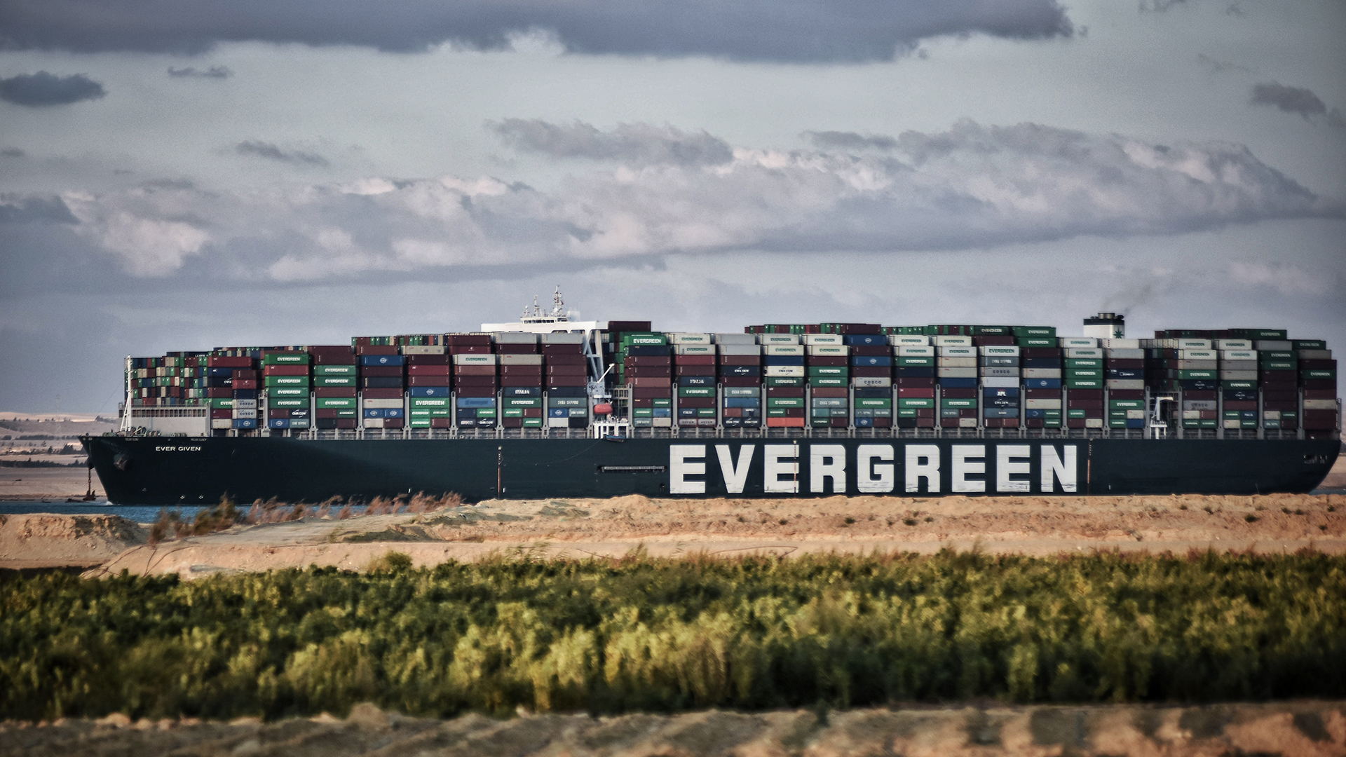 Das Containerschiff "Ever Given" fährt über den Suezkanal. | dpa