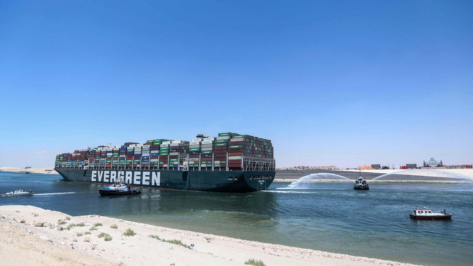 Das Containerschiff "Ever Given" fährt durch den Suezkanal. | dpa