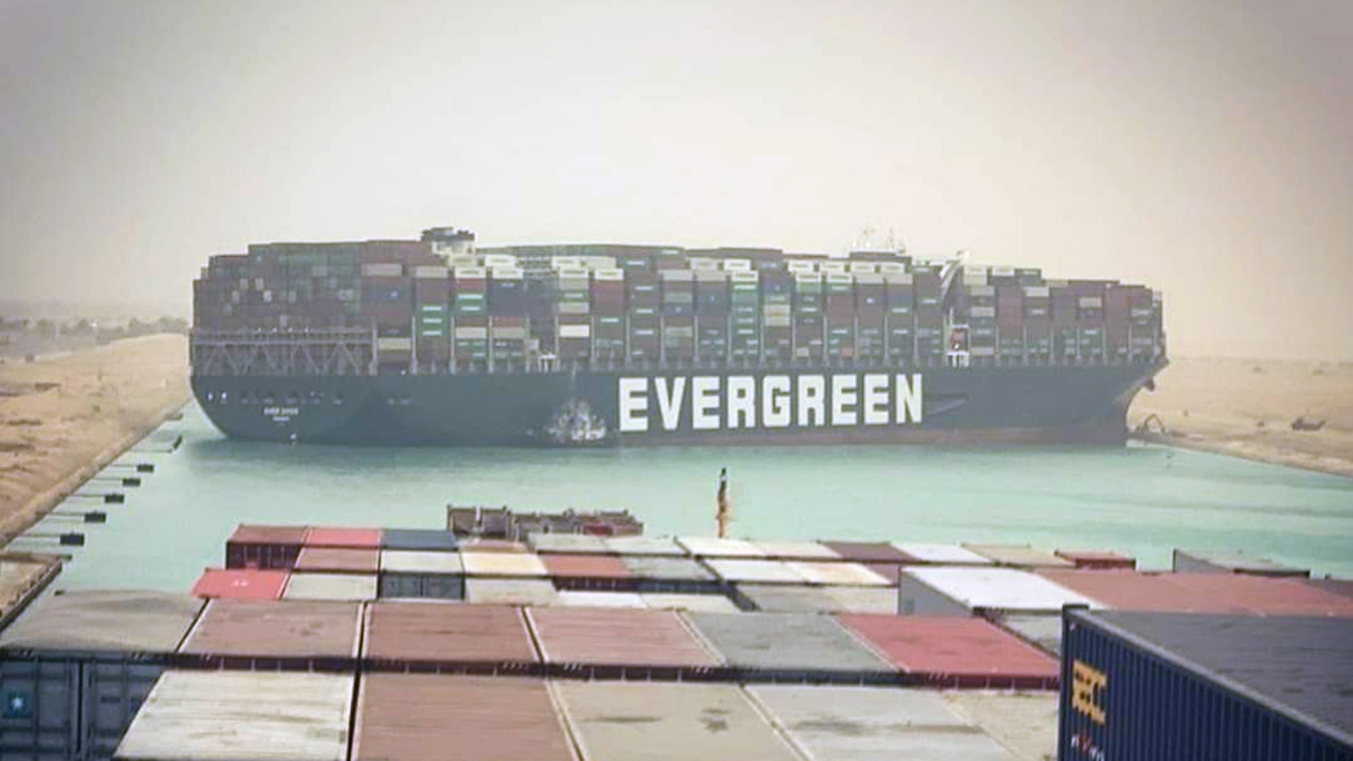 Die im Suezkanal auf Grund gelaufene "Ever Given". | EPA