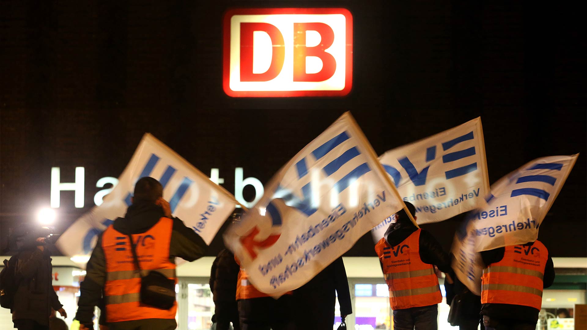 Bedienstete der Deutschen Bahn bei einem Streik mit Fahnen der EVG