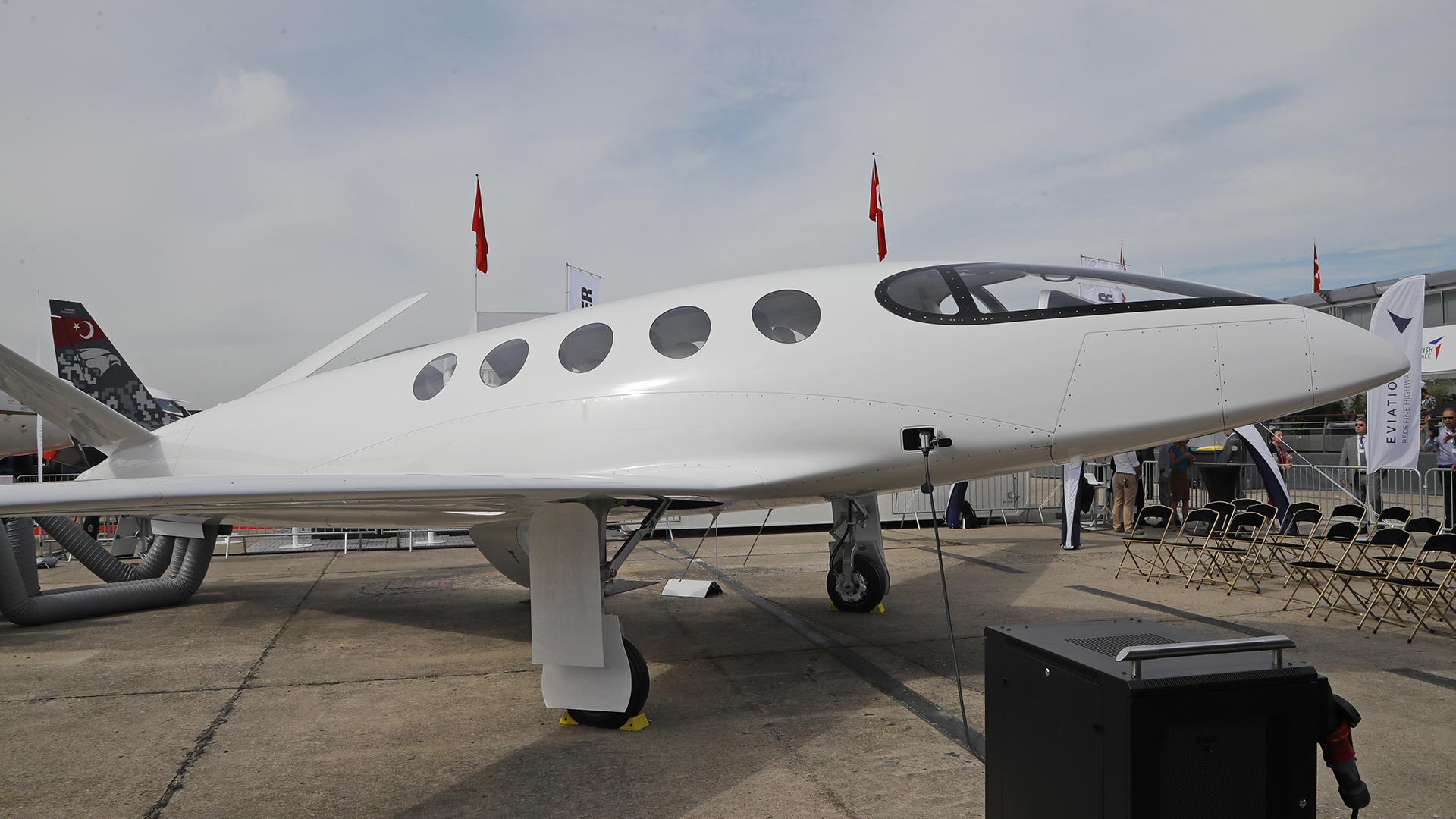 Ein Elektroflugzeug vom Typ Alice des israelischen Herstellers Eviation wird im Rahmen der 53. Internationalen Pariser Luftfahrtausstellung ausgestellt | picture alliance/dpa/AP