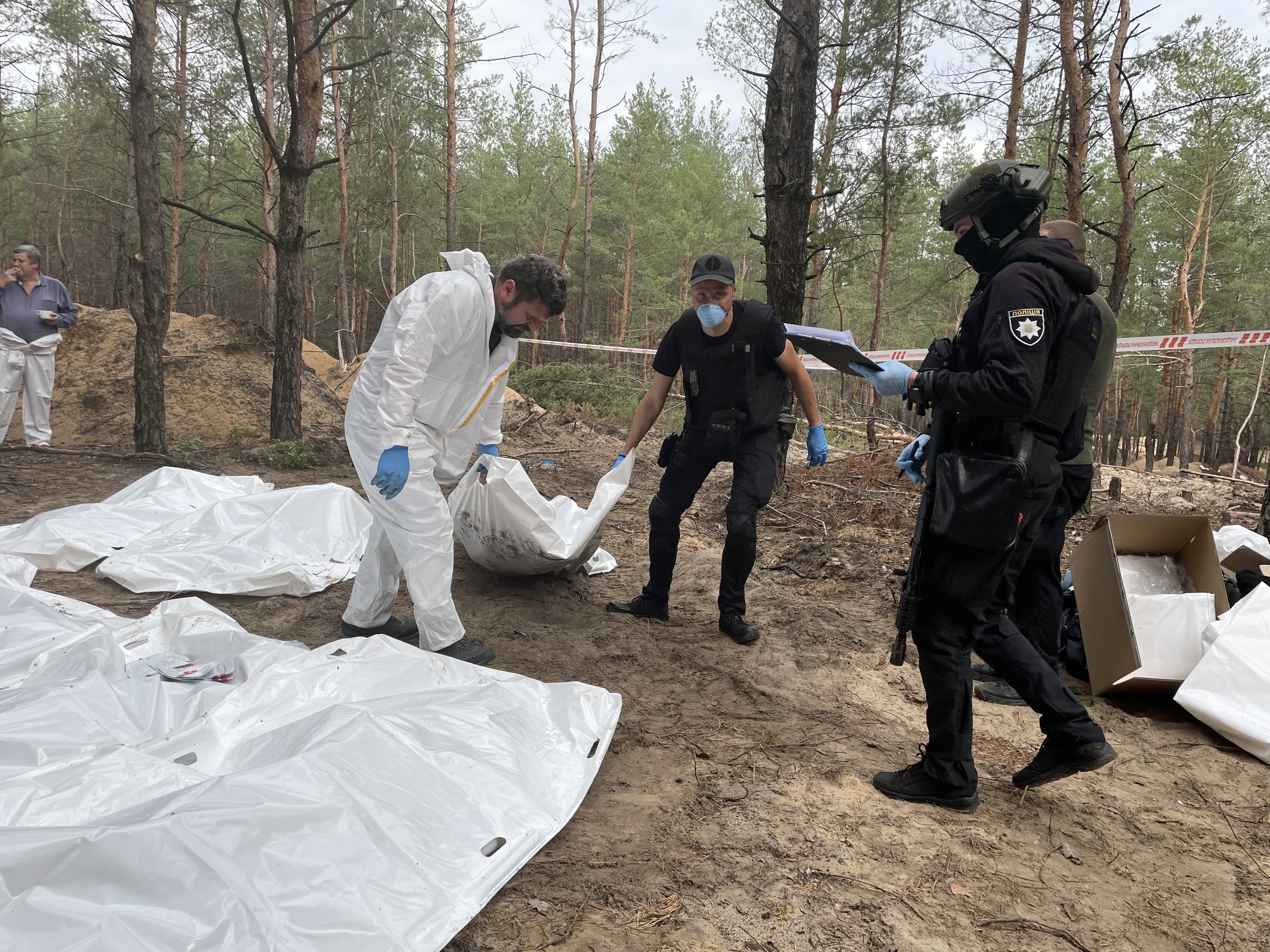 Eine Leiche wird im Wald nahe der ukrainischen Stadt Isjum exhumiert. | Andrea Beer, WDR