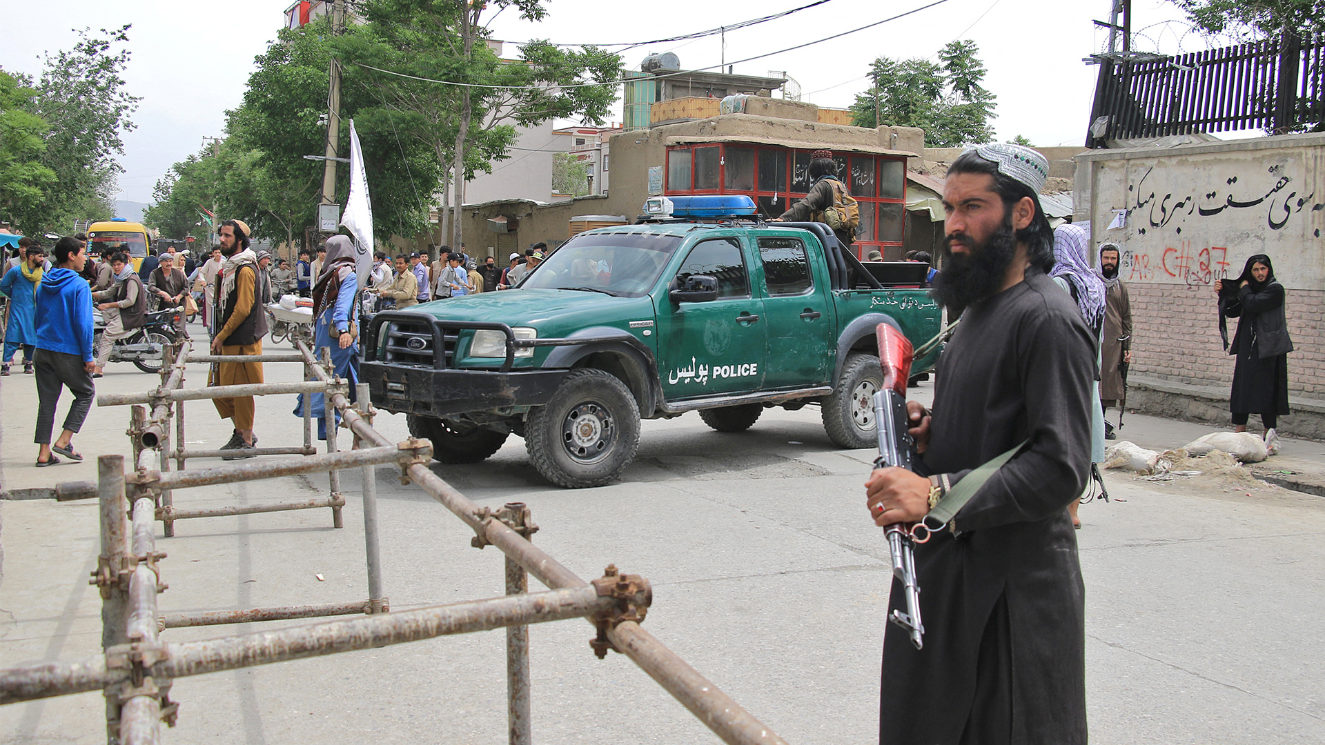 Ein Taliban-Kämpfer bewacht den Ort einer Explosion in Kabul, Afghanistan. | REUTERS