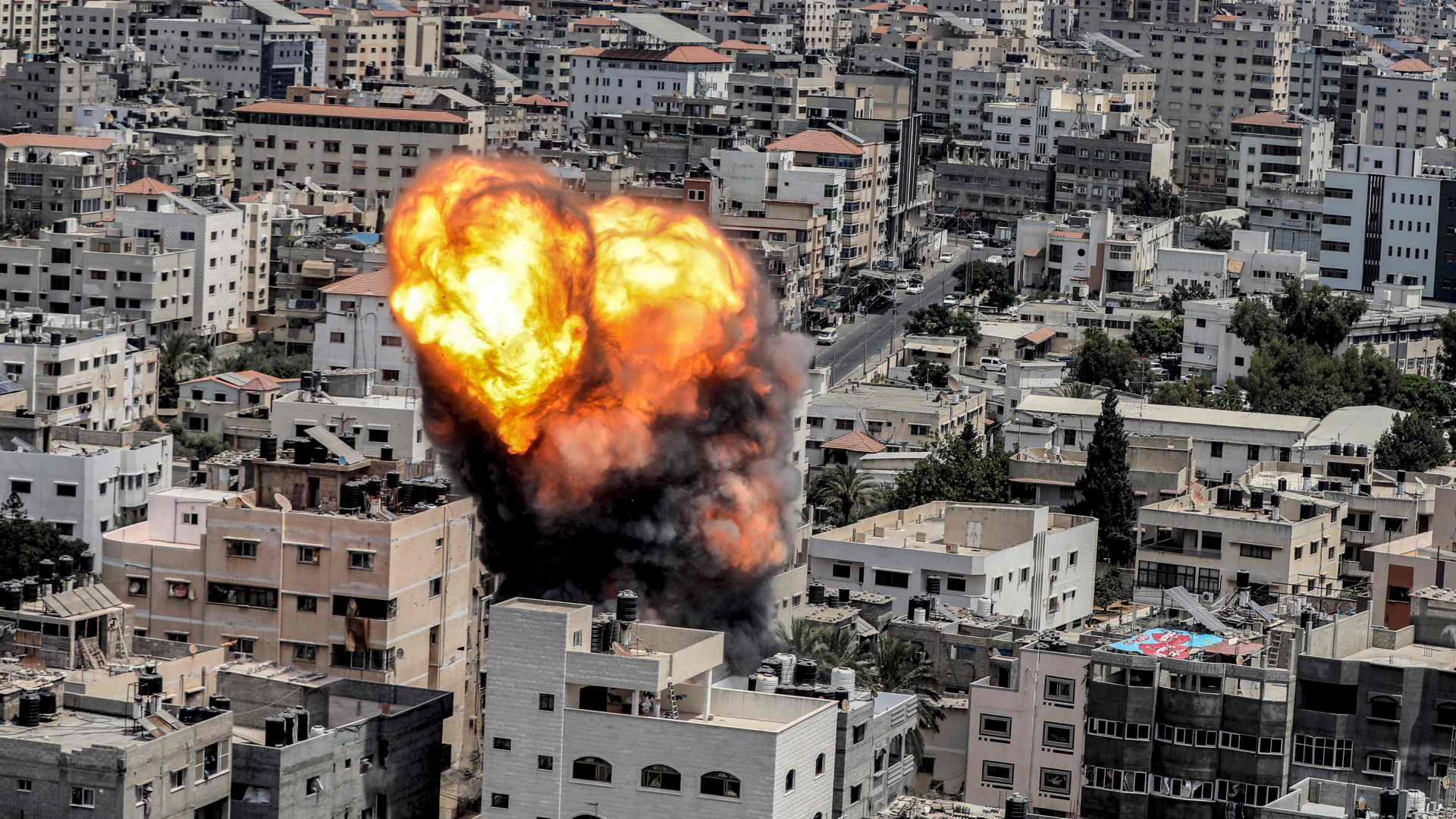Nach einem israelischen Luftangriff ist ein Feuerball über der Stadt Gaza zu sehen. | AFP