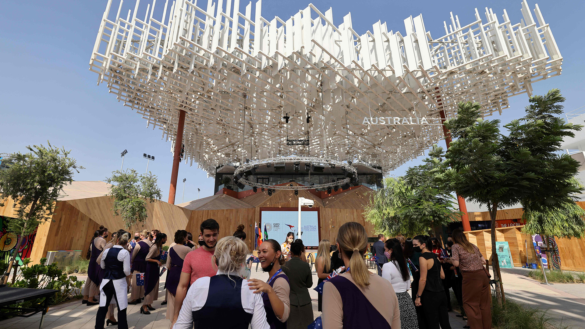 Menschen gehen auf der Dubai Expo 2020 in Dubai (Vereinigte Arabische Emirate) am australischen Pavillon vorbei. | AFP
