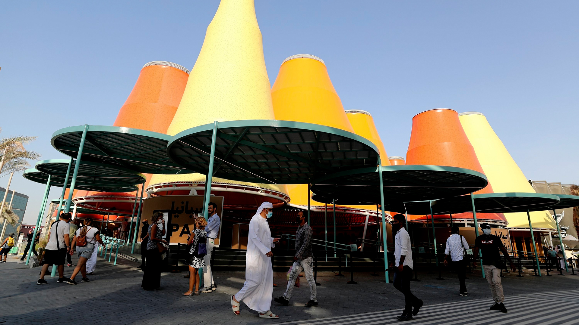 Menschen gehen auf der Dubai Expo 2020 in Dubai (Vereinigte Arabische Emirate) am spanischen Pavillon vorbei. | AP