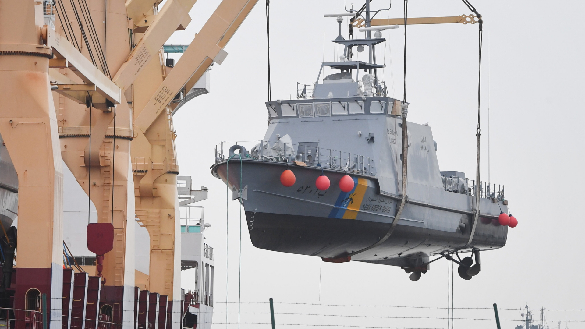 Ein Küstenschutzboot für den Export im Hafen von Sassnitz | Bildquelle: dpa