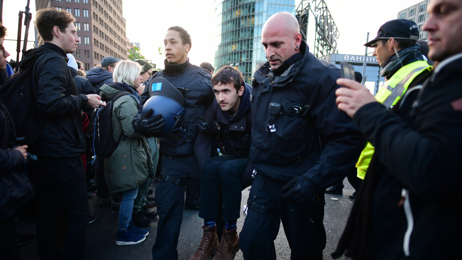 Polizisten tragen Aktivisten von "Extinction Rebellion" vom Potsdamer Platz | CLEMENS BILAN/EPA-EFE/REX