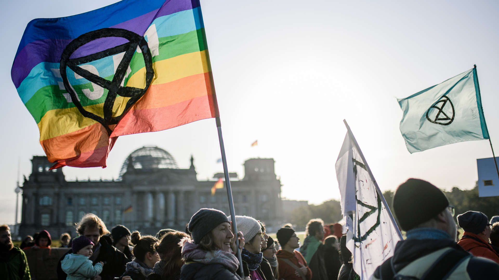 "Extinction Rebellion"-Flagge in vor dem Berliner Reichstag | CLEMENS BILAN/EPA-EFE/REX