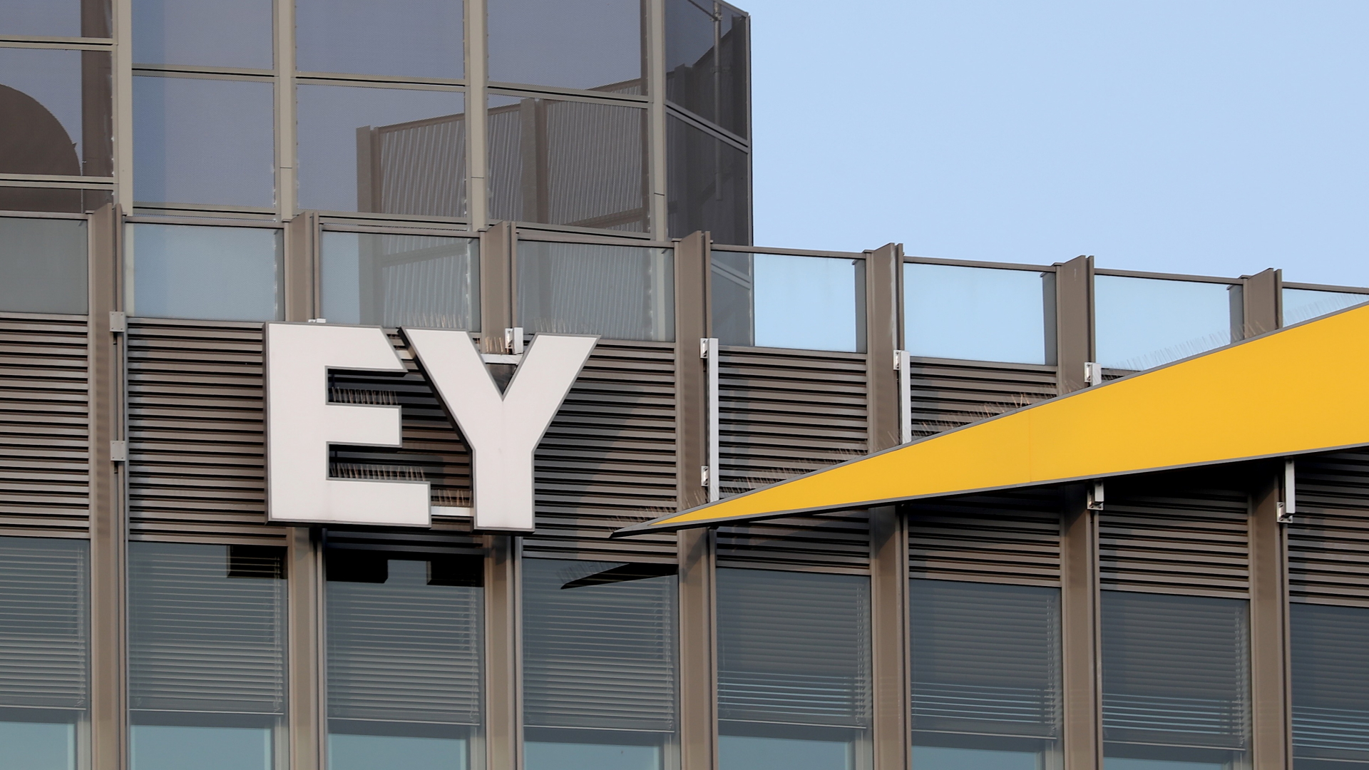 Am Bürogebäude des Wirtschaftsprüfers in Berlin hängt das Logo "EY" 