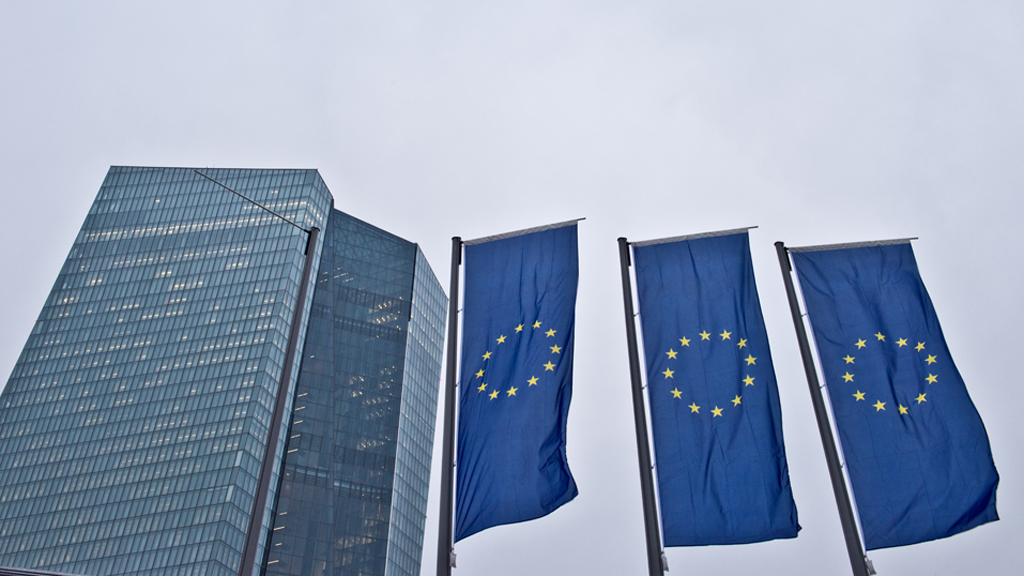 Europaflaggen wehen neben der Zentrale der Europäischen Zentralbank | picture alliance / dpa