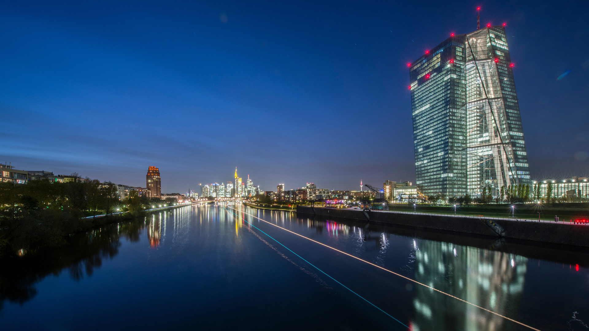 Die Skyline Frankfurts mit dem EZB-Gebäude (rechts am Main-Ufer) in der Nacht | dpa