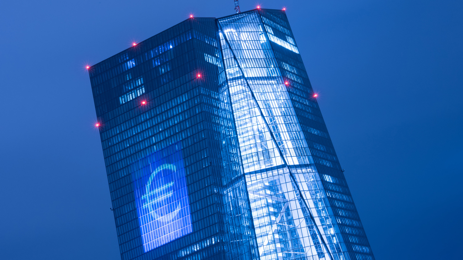 Euro-Zeichen wird auf die Fassade der Europäischen Zentralbank projiziert | Bildquelle: dpa