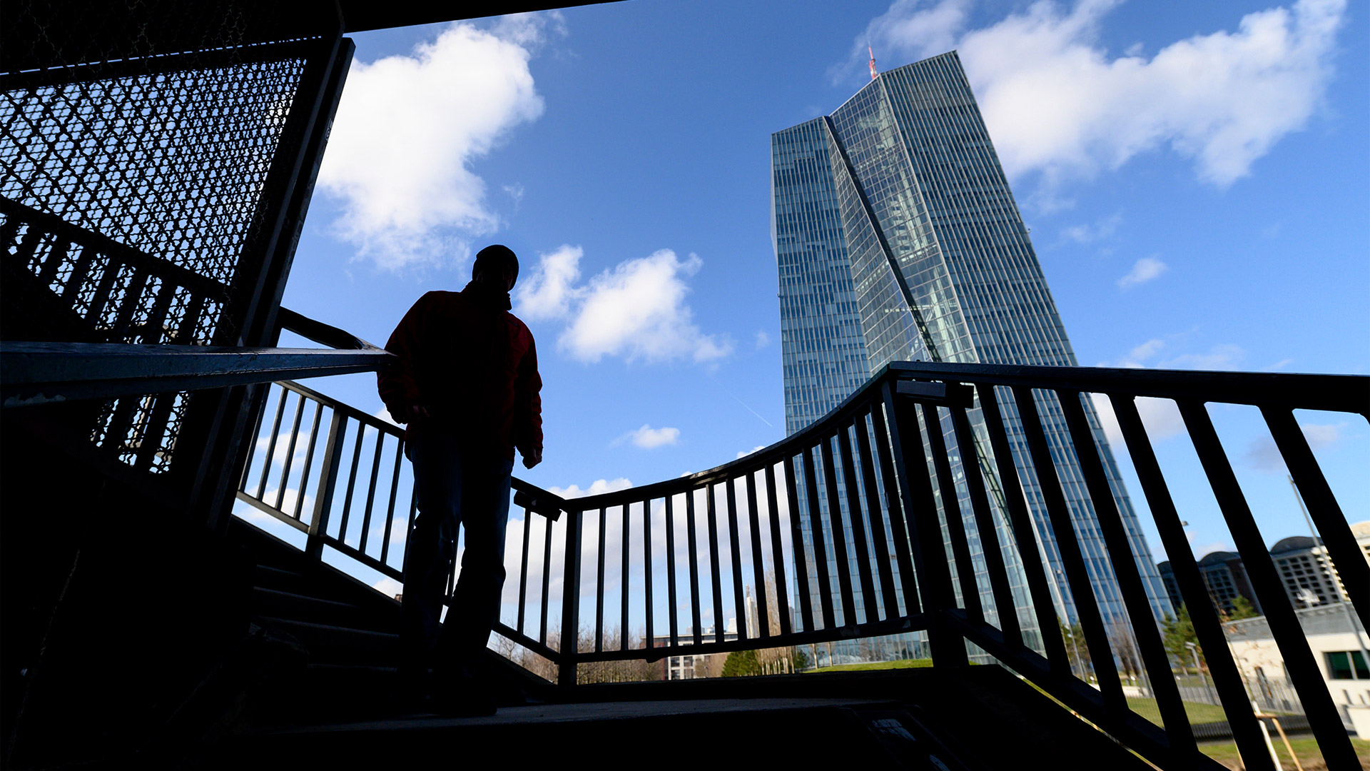 Eine Person geht eine Treppe hinunter vor dem Gebäude der Europäischen Zentralbank in Frankfurt | picture alliance/dpa