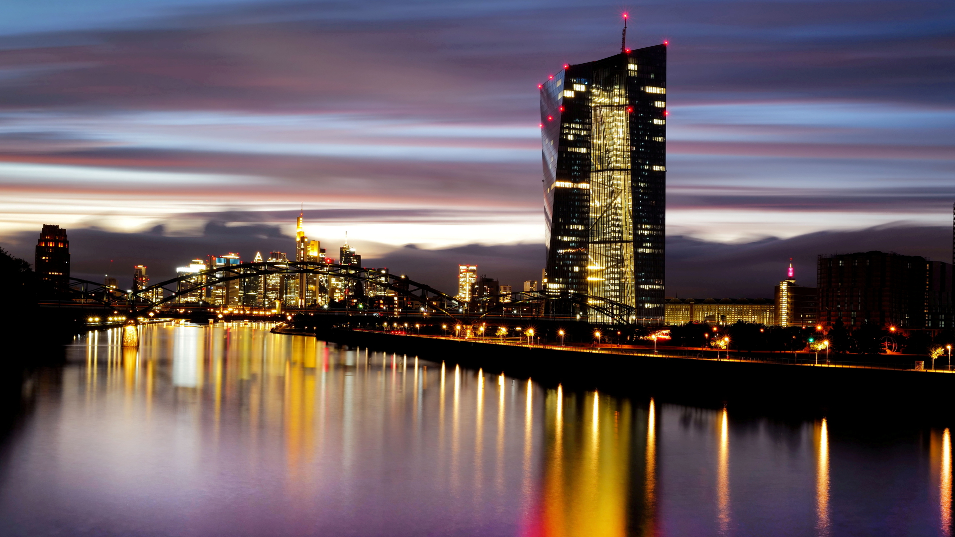 Beleuchtete Zentrale der Europäischen Zentralbank in Frankfurt am Main | REUTERS