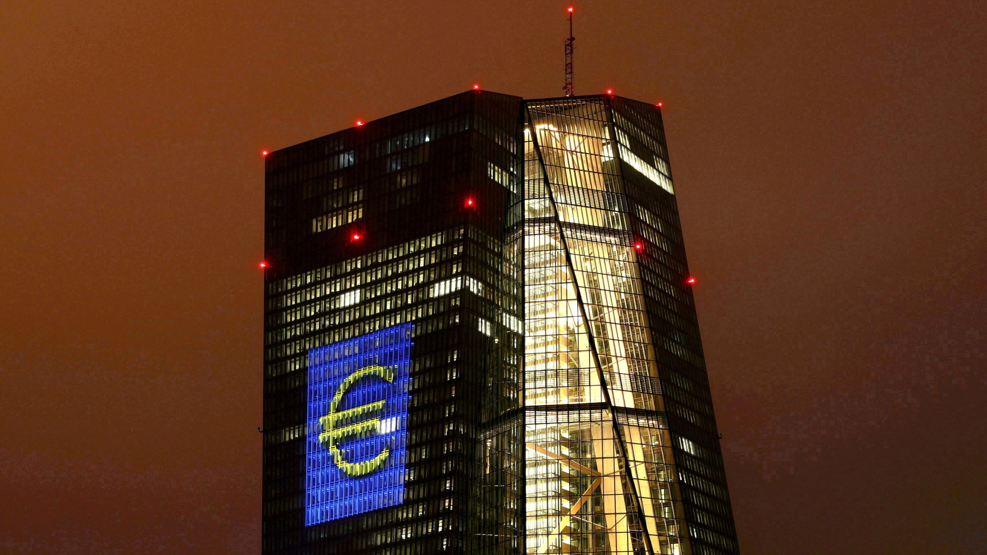 Euro-Zeichen auf der beleuchteten Fassade der Europäischen Zentralbank in Frankfurt am Main