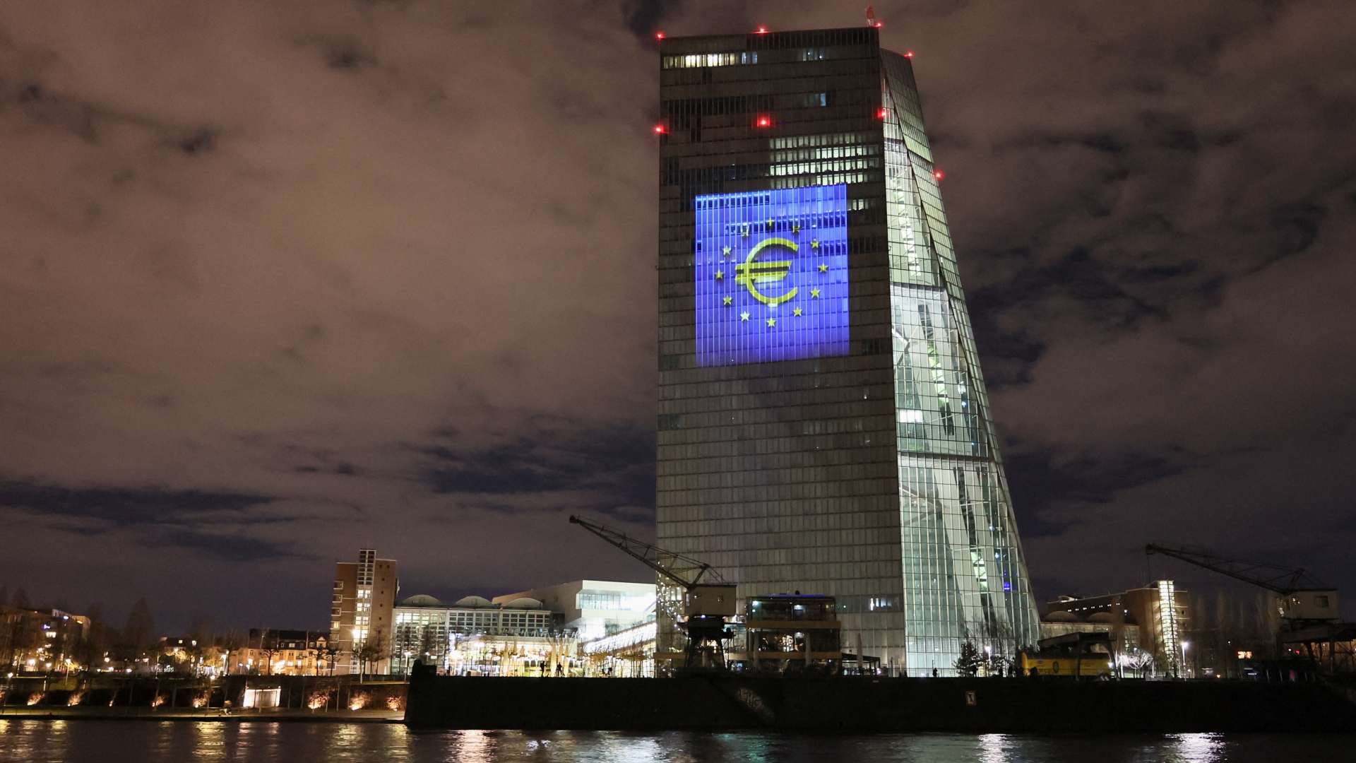 Lichtprojektion eines Euro-Zeichens auf der Fassade der Europäischen Zentralbank | REUTERS