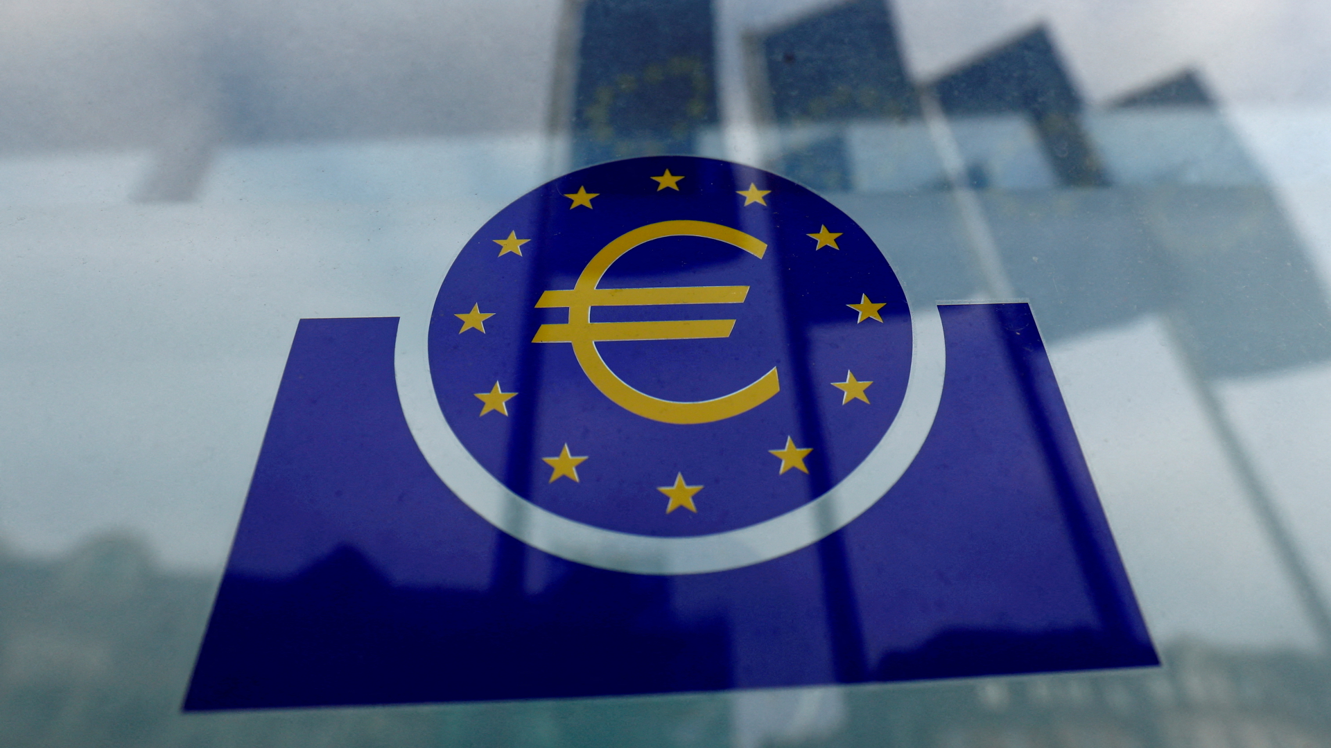 Logo der Europäischen Zentralbank auf einem Schild | REUTERS
