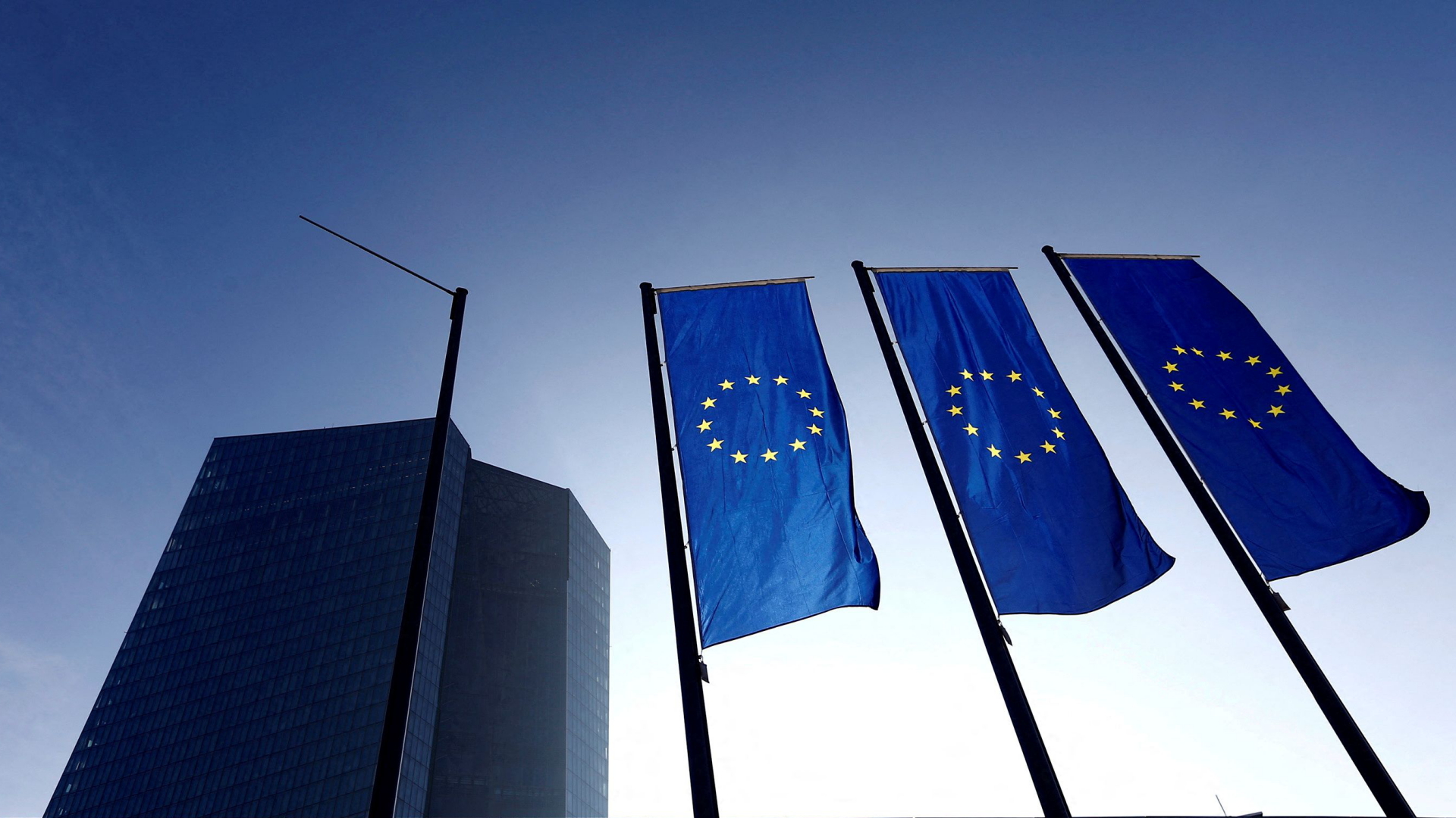 EU-Flaggen wehen vor dem Gebäude der Europäischen Zentralbank in Frankfurt | REUTERS