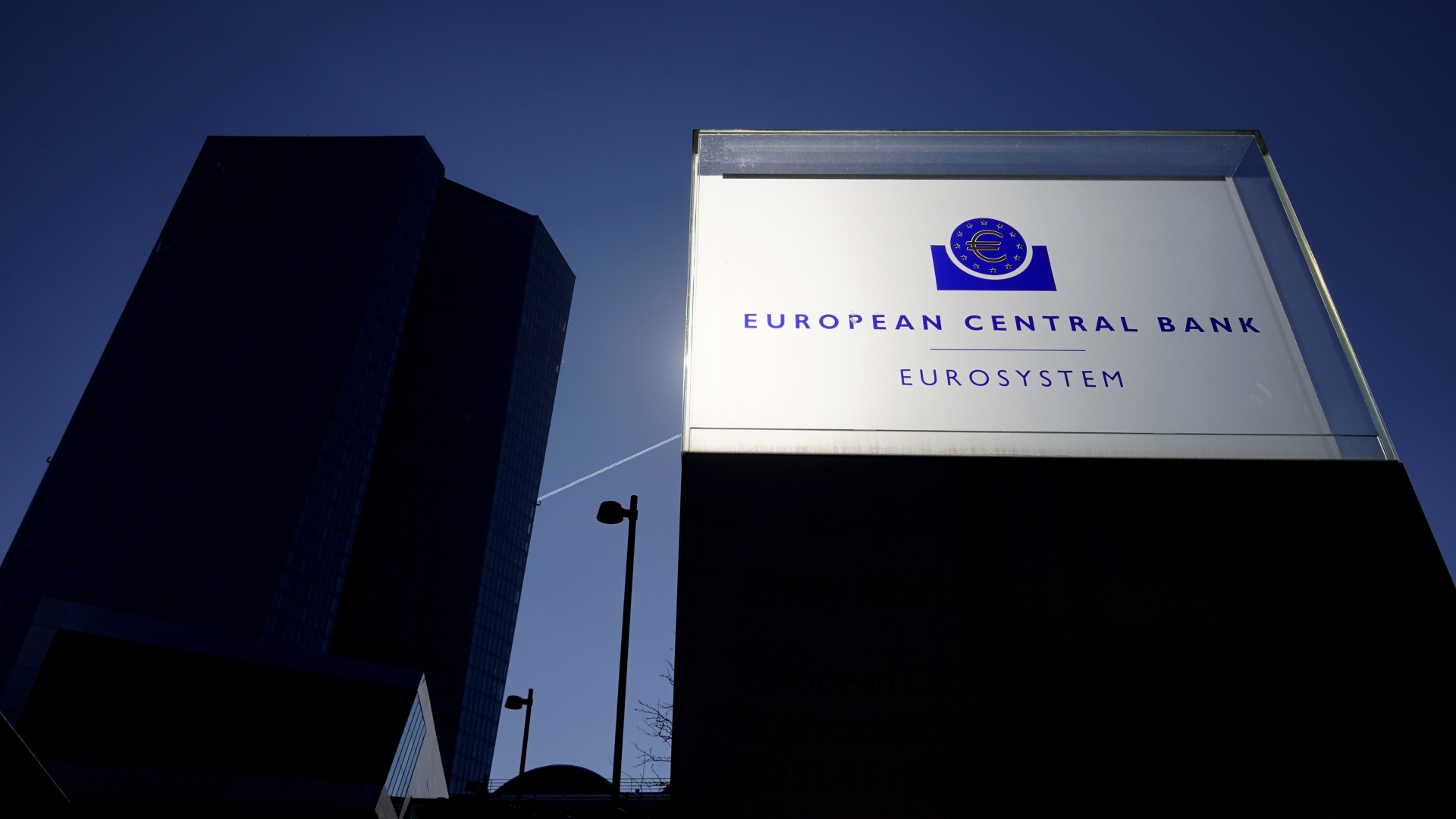 Sonnenbeschienenes Schild der EZB vor der Zentrale in Frankfurt | EPA