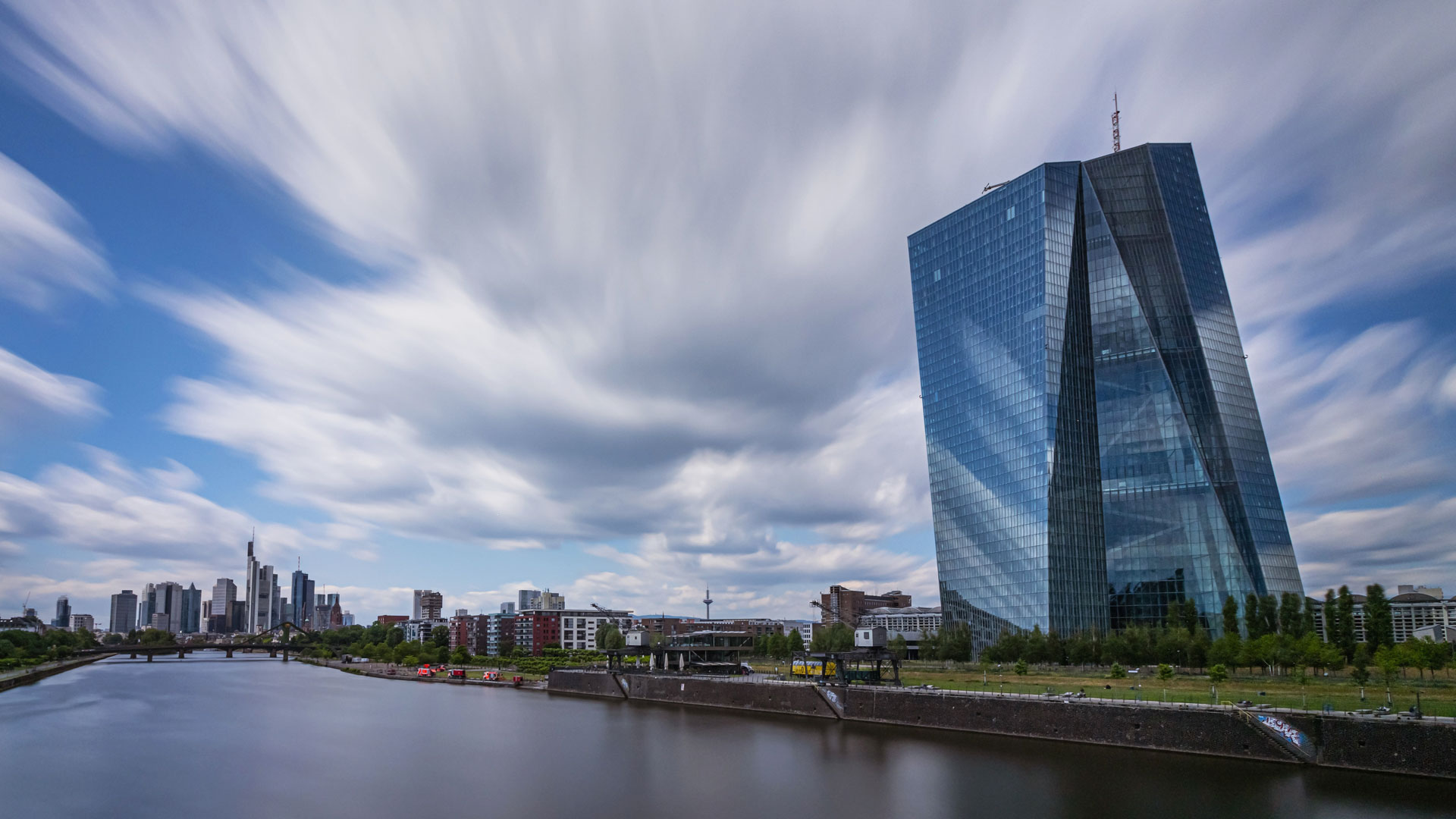 Wolken ziehen über die Europäische Zentralbank (EZB) und die Frankfurter Bankenskyline hinweg.  | dpa