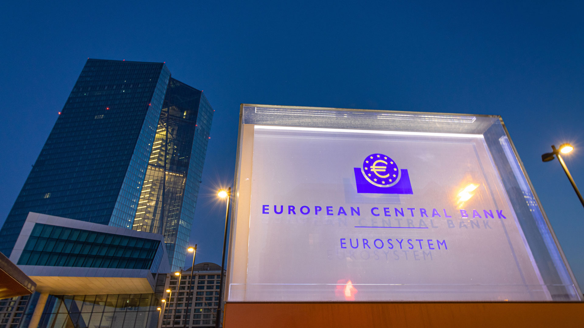 Haupteingang der Europäischen Zentralbank (EZB)  | picture alliance / greatif