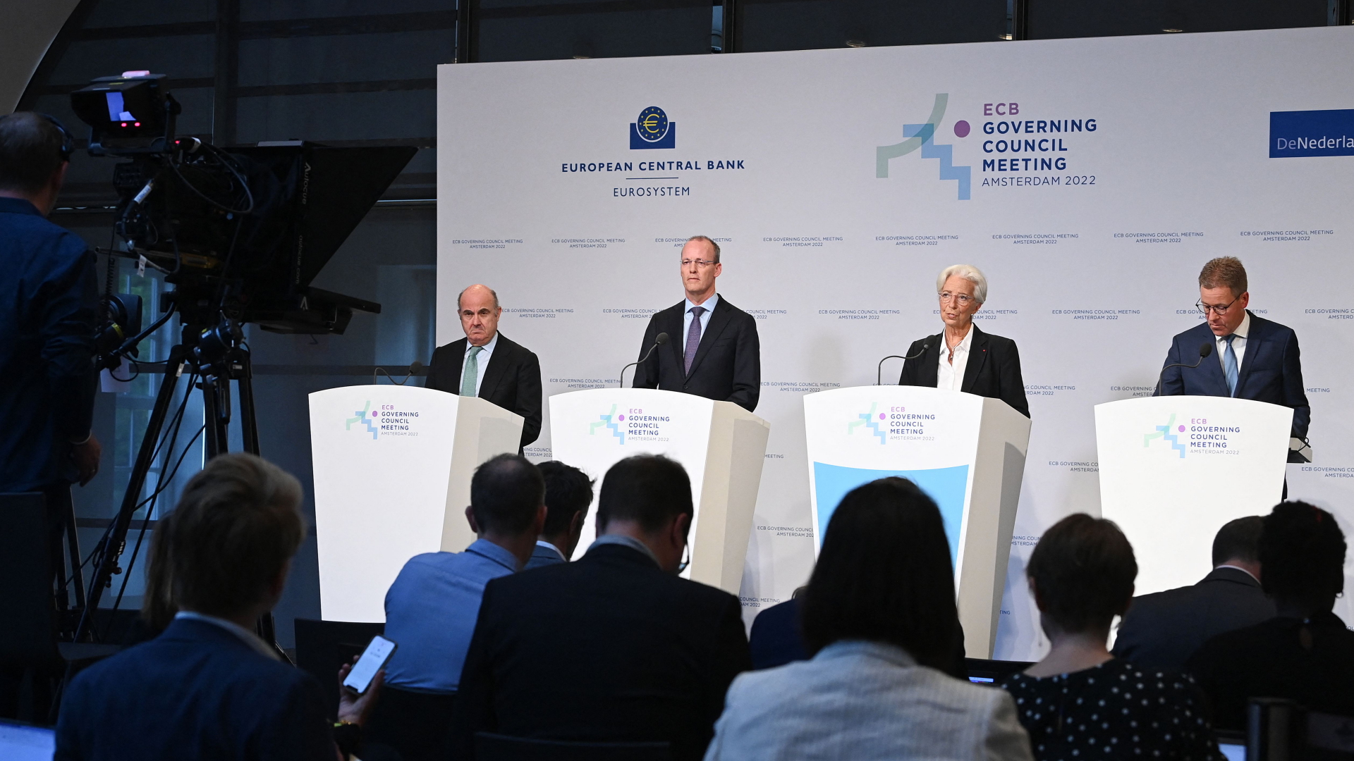 Der Vize-Präsident der EZB, Luis de Guindos, EZB-Präsidentin Christine Lagarde und der Präsident der niederländischen Zentralbank, Klaas Knot, bei einer Pressekonferenz in Amsterdam. | AFP