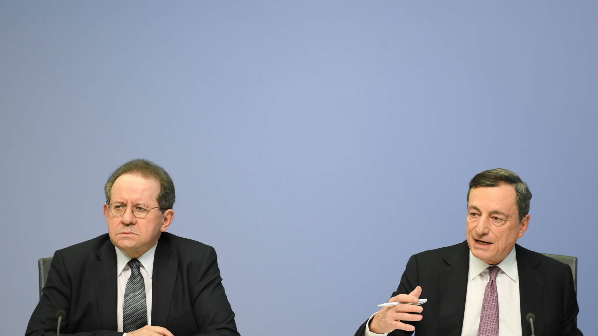 Vítor Constâncio (links) sitz auf einer Pressekonferenz neben EZB-Chef Mario Draghi. | dpa