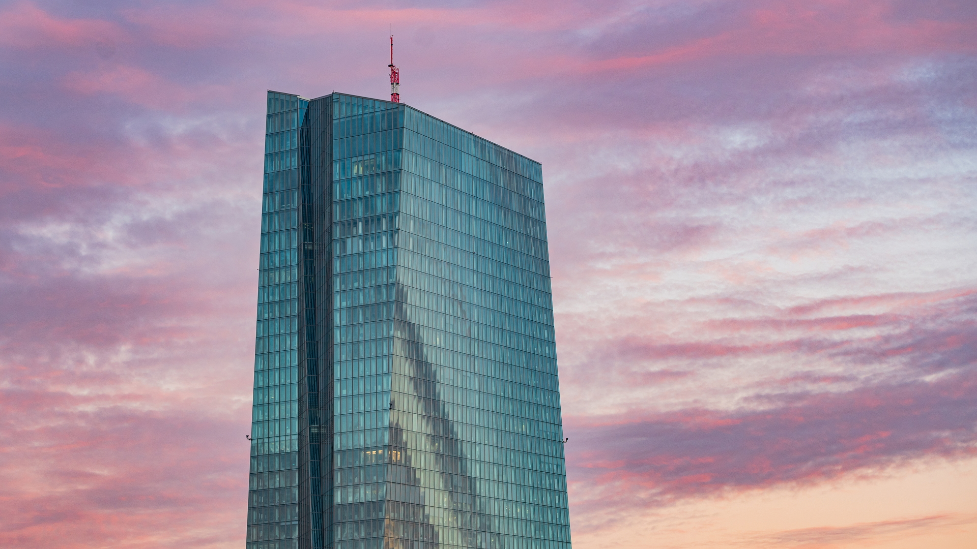 Die Europäische Zentralbank EZB steht im Sonnenuntergang da.  | dpa