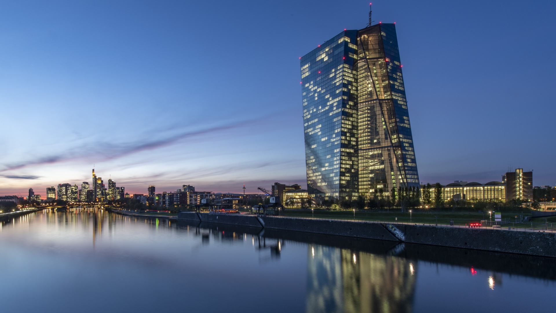 Die Lichter in den Büros der Europäischen Zentralbank (EZB) leuchten im letzten Licht des Tages.  | dpa