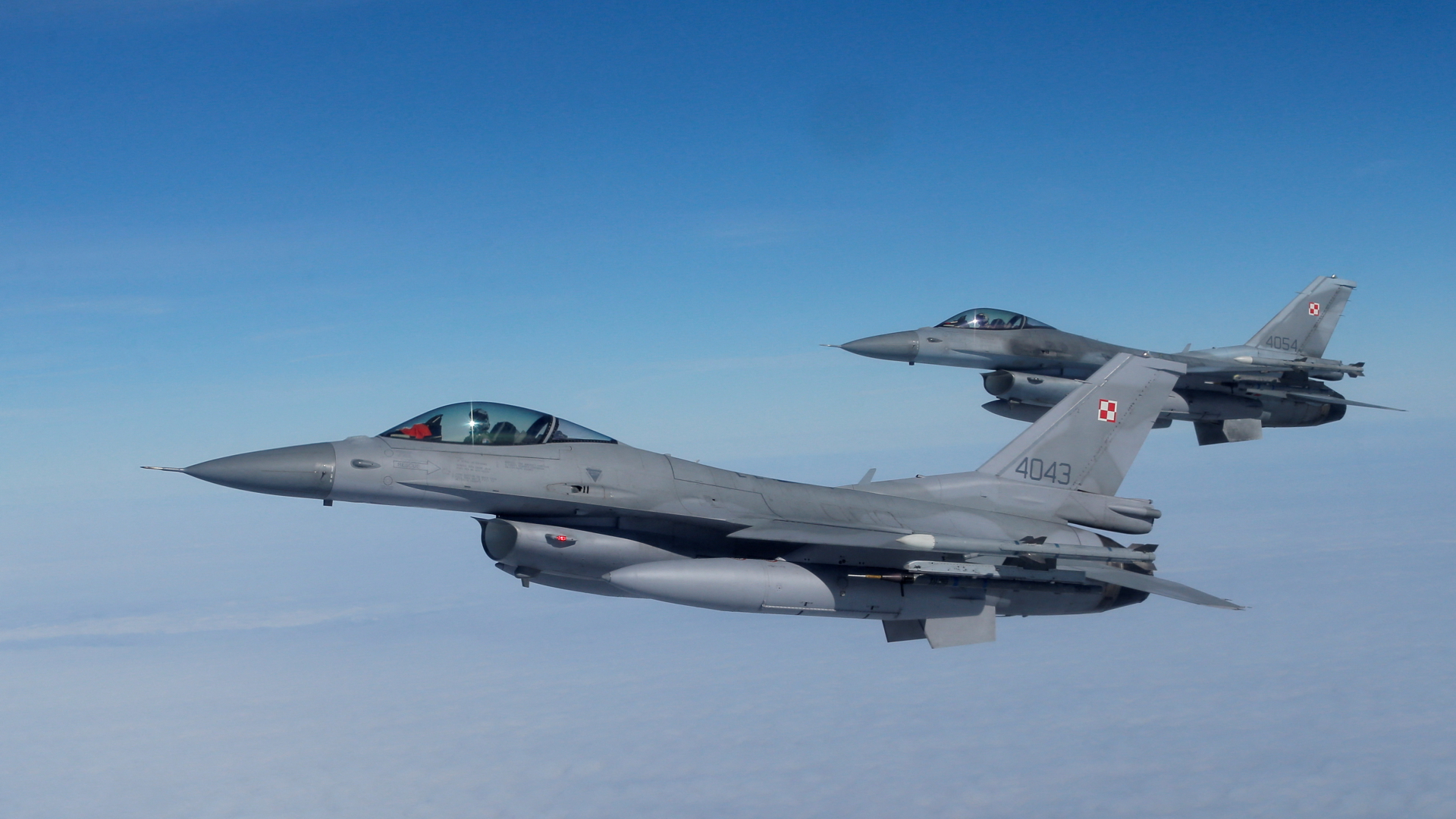 F16-Kampfflugzeuge fliegen bei einer Presseveranstaltung im polnischen Malbork.