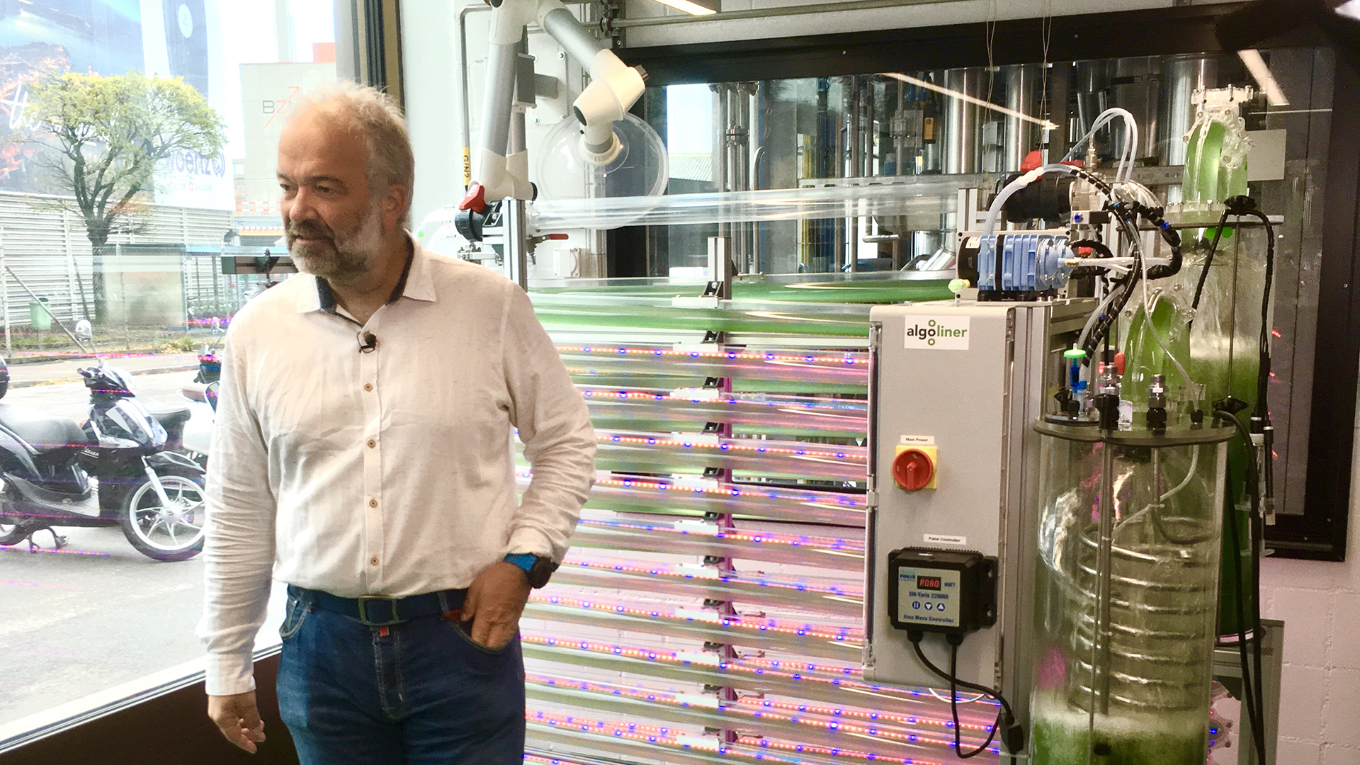 Fabian Wahl steht vor dem Bioreaktor in Muttenz. | Foto Hochschule für Life Sciences FHNW / Fotografin: goldhahn.swiss