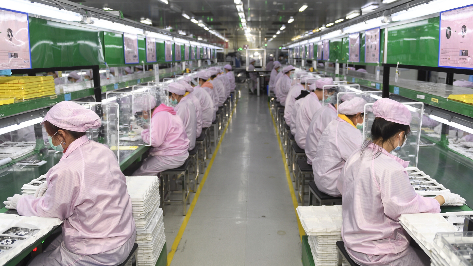 Arbeiterinnen in einer Fabrik in China (Archivbild) | dpa